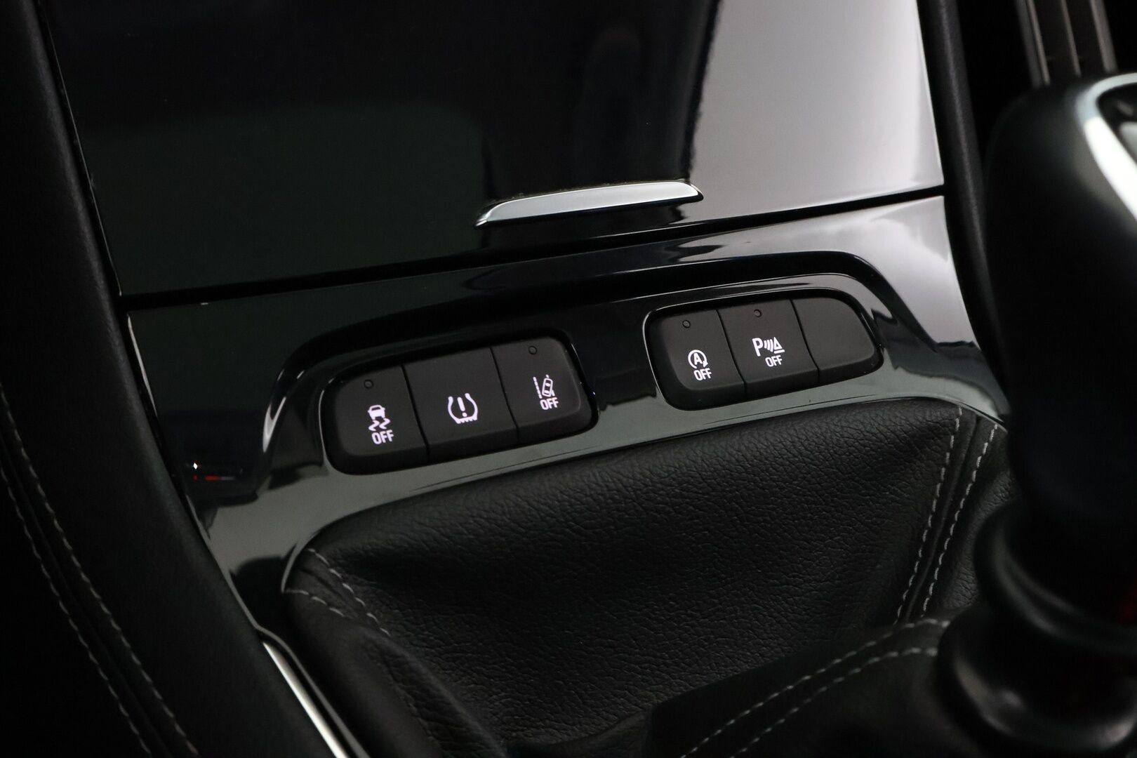 Opel Grandland X 2018 Innovation 1,2 Turbo ECOTEC Start/Stop 96 kW MT6 * Suomiauto / Vetokoukku / Lasikatto / BLIS / Lämm.Tuulilasi / Peruutustutkat - 2x Renkaat  / Jakopää tehty / Särmä huoltohistoria / Lohko & Sisäpistoke - HULLU BLACKWEEK KORKOTARJOUS 2,49%