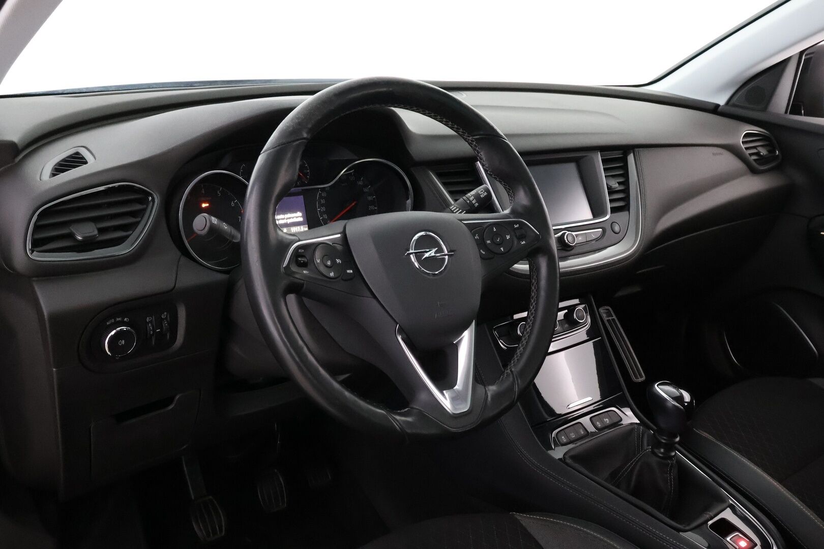 Opel Grandland X 2018 Innovation 1,2 Turbo ECOTEC Start/Stop 96 kW MT6 * Suomiauto / Vetokoukku / Lasikatto / BLIS / Lämm.Tuulilasi / Peruutustutkat - 2x Renkaat  / Jakopää tehty / Särmä huoltohistoria / Lohko & Sisäpistoke - HULLU BLACKWEEK KORKOTARJOUS 2,49%