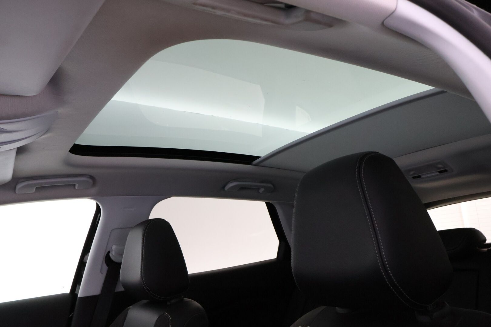 Opel Grandland X 2018 Innovation 1,2 Turbo ECOTEC Start/Stop 96 kW MT6 * Suomiauto / Vetokoukku / Lasikatto / BLIS / Lämm.Tuulilasi / Peruutustutkat - 2x Renkaat  / Jakopää tehty / Särmä huoltohistoria / Lohko & Sisäpistoke - HULLU BLACKWEEK KORKOTARJOUS 2,49%