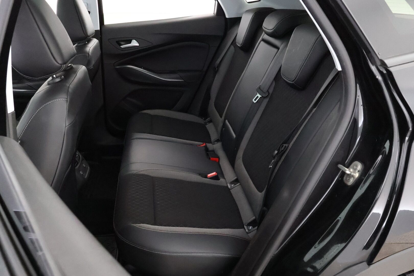 Opel Grandland X 2018 Innovation 1,2 Turbo ECOTEC Start/Stop 96 kW MT6 * Suomiauto / Vetokoukku / Lasikatto / BLIS / Lämm.Tuulilasi / Peruutustutkat - 2x Renkaat  / Jakopää tehty / Särmä huoltohistoria / Lohko & Sisäpistoke - HULLU BLACKWEEK KORKOTARJOUS 2,49%