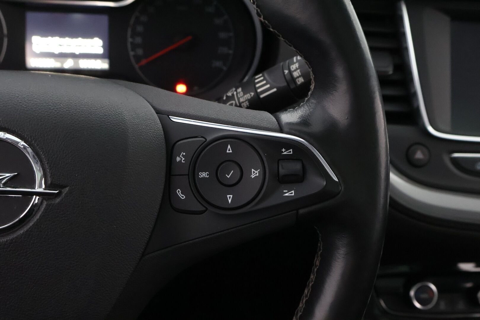 Opel Grandland X 2018 Innovation 1,2 Turbo ECOTEC Start/Stop 96 kW MT6 * Suomiauto / Vetokoukku / Lasikatto / BLIS / Lämm.Tuulilasi / Peruutustutkat - 2x Renkaat  / Jakopää tehty / Särmä huoltohistoria / Lohko & Sisäpistoke - HULLU BLACKWEEK KORKOTARJOUS 2,49%