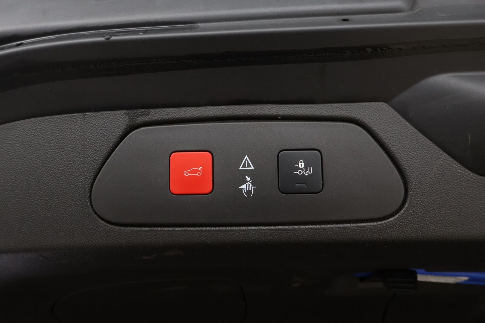 Opel Grandland X 2018 Innovation 1,2 Turbo ECOTEC Start/Stop 96 kW MT6 * Suomiauto / Vetokoukku / Lasikatto / BLIS / Lämm.Tuulilasi / Peruutustutkat - 2x Renkaat  / Jakopää tehty / Särmä huoltohistoria / Lohko & Sisäpistoke - HULLU BLACKWEEK KORKOTARJOUS 2,49%