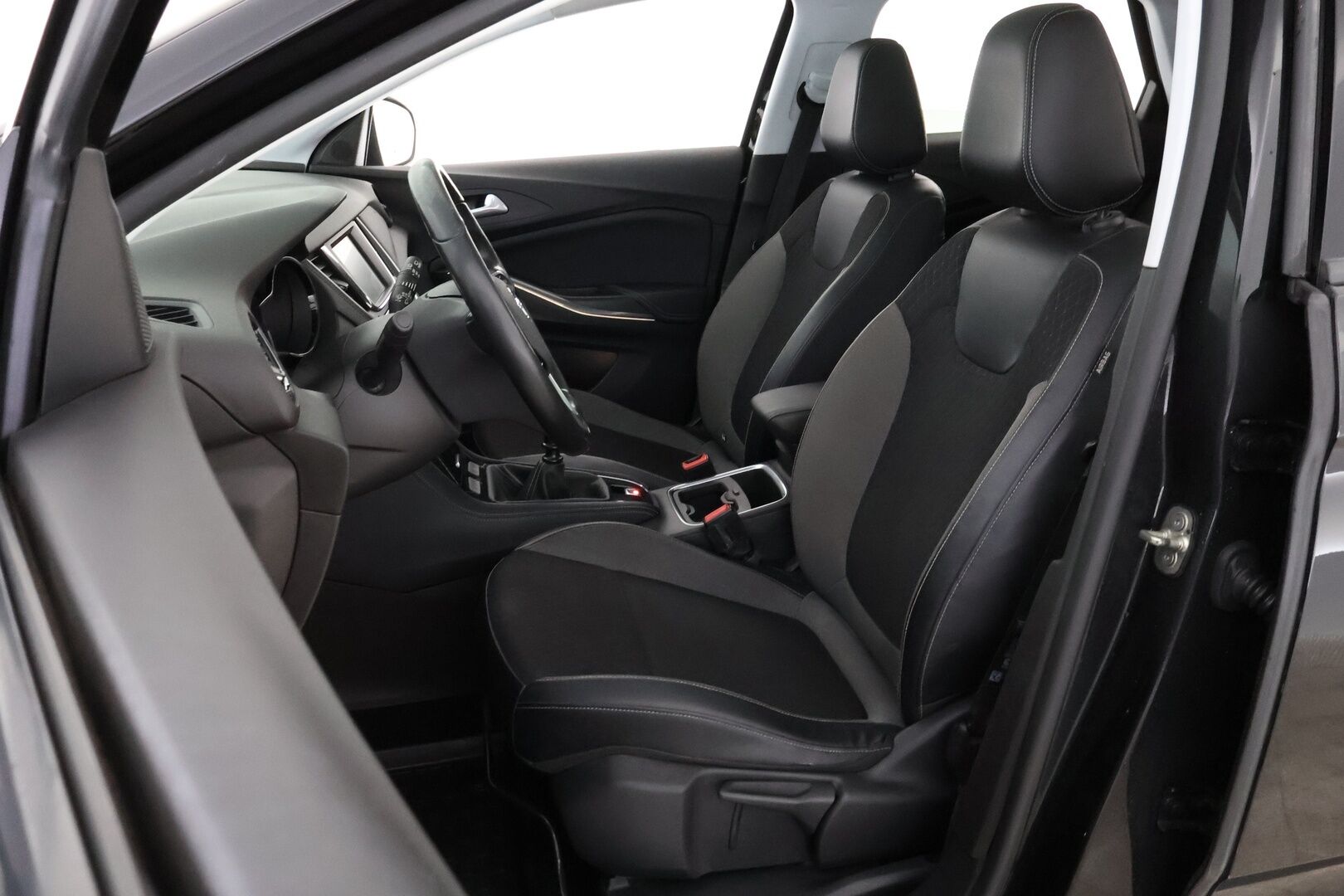 Opel Grandland X 2018 Innovation 1,2 Turbo ECOTEC Start/Stop 96 kW MT6 * Suomiauto / Vetokoukku / Lasikatto / BLIS / Lämm.Tuulilasi / Peruutustutkat - 2x Renkaat  / Jakopää tehty / Särmä huoltohistoria / Lohko & Sisäpistoke - HULLU BLACKWEEK KORKOTARJOUS 2,49%