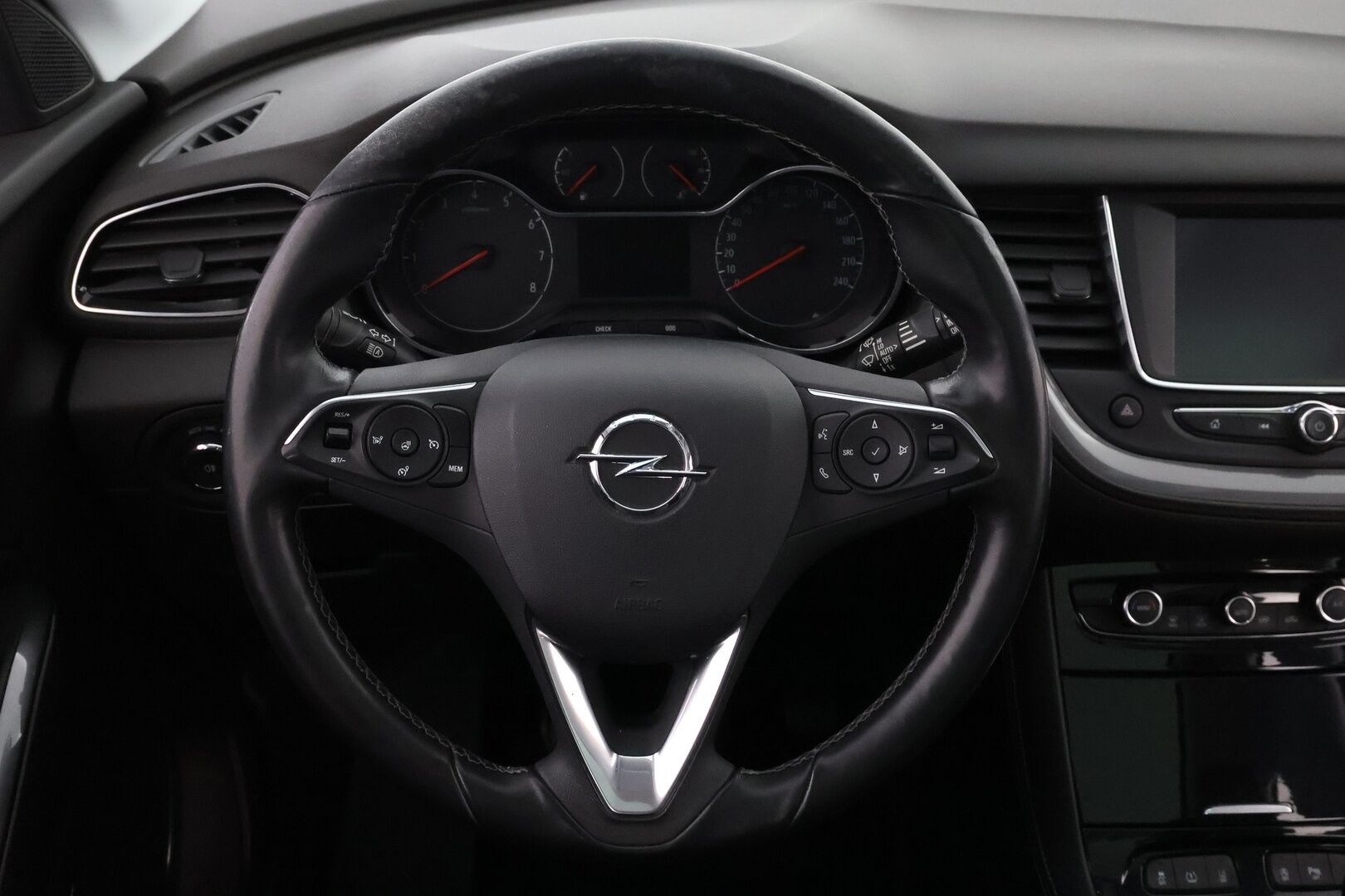 Opel Grandland X 2018 Innovation 1,2 Turbo ECOTEC Start/Stop 96 kW MT6 * Suomiauto / Vetokoukku / Lasikatto / BLIS / Lämm.Tuulilasi / Peruutustutkat - 2x Renkaat  / Jakopää tehty / Särmä huoltohistoria / Lohko & Sisäpistoke - HULLU BLACKWEEK KORKOTARJOUS 2,49%