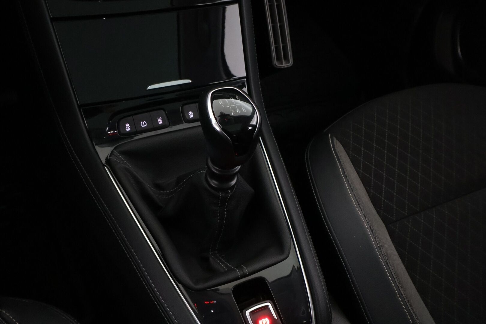 Opel Grandland X 2018 Innovation 1,2 Turbo ECOTEC Start/Stop 96 kW MT6 * Suomiauto / Vetokoukku / Lasikatto / BLIS / Lämm.Tuulilasi / Peruutustutkat - 2x Renkaat  / Jakopää tehty / Särmä huoltohistoria / Lohko & Sisäpistoke - HULLU BLACKWEEK KORKOTARJOUS 2,49%