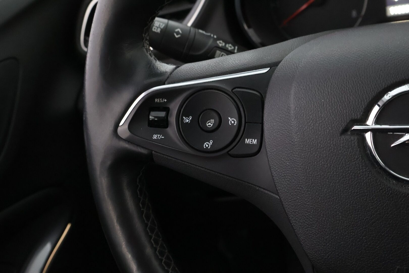 Opel Grandland X 2018 Innovation 1,2 Turbo ECOTEC Start/Stop 96 kW MT6 * Suomiauto / Vetokoukku / Lasikatto / BLIS / Lämm.Tuulilasi / Peruutustutkat - 2x Renkaat  / Jakopää tehty / Särmä huoltohistoria / Lohko & Sisäpistoke - HULLU BLACKWEEK KORKOTARJOUS 2,49%