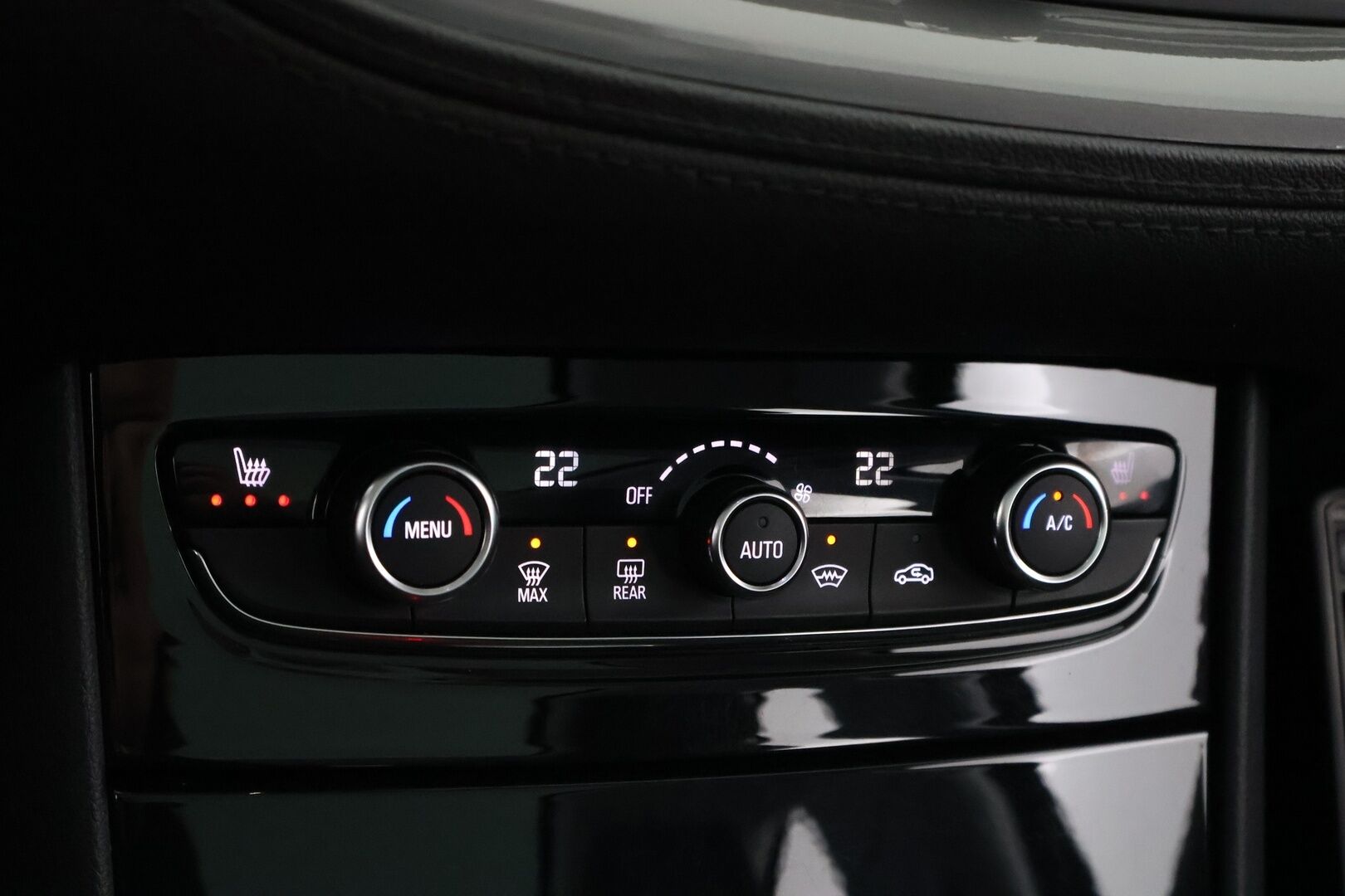 Opel Grandland X 2018 Innovation 1,2 Turbo ECOTEC Start/Stop 96 kW MT6 * Suomiauto / Vetokoukku / Lasikatto / BLIS / Lämm.Tuulilasi / Peruutustutkat - 2x Renkaat  / Jakopää tehty / Särmä huoltohistoria / Lohko & Sisäpistoke - HULLU BLACKWEEK KORKOTARJOUS 2,49%