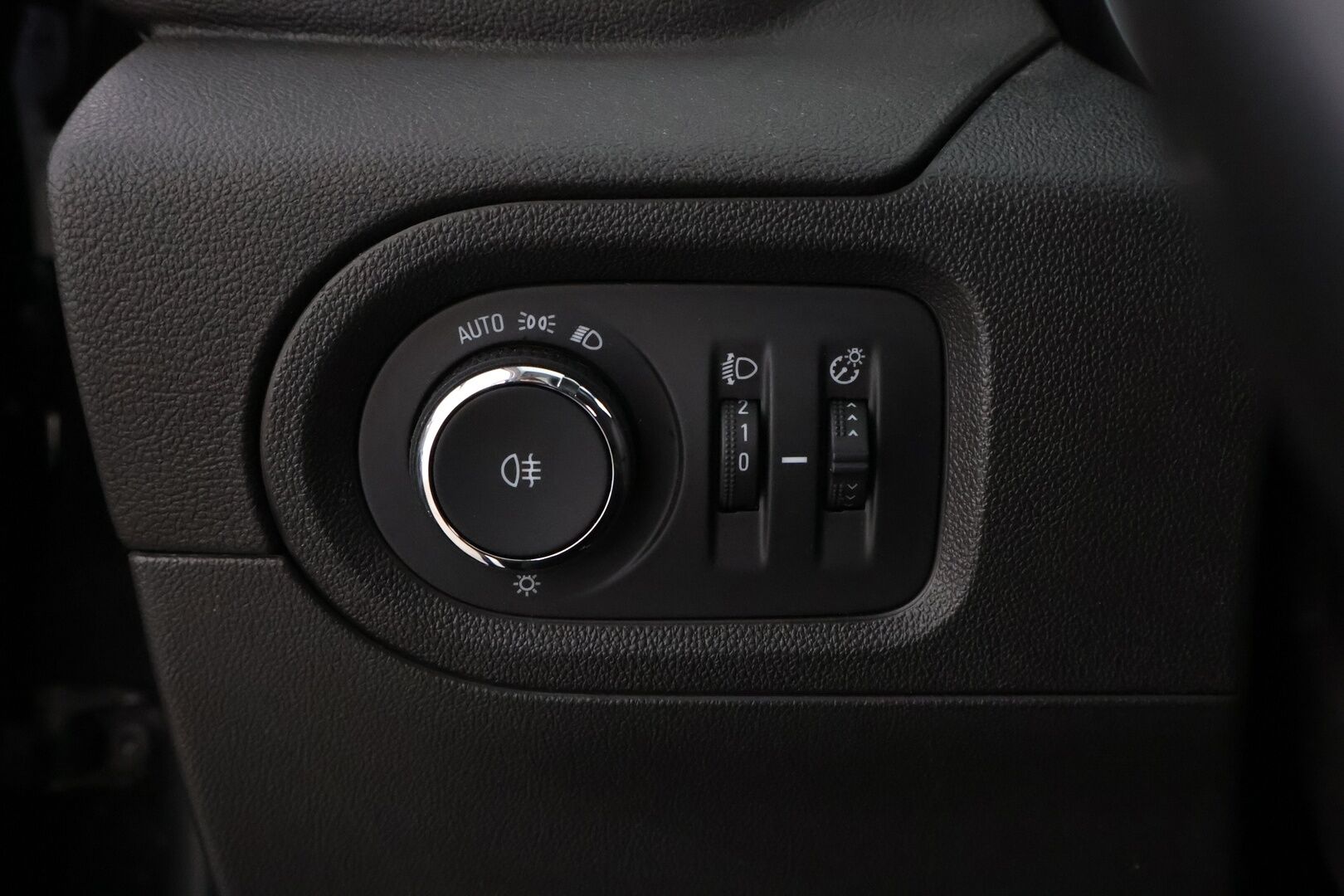 Opel Grandland X 2018 Innovation 1,2 Turbo ECOTEC Start/Stop 96 kW MT6 * Suomiauto / Vetokoukku / Lasikatto / BLIS / Lämm.Tuulilasi / Peruutustutkat - 2x Renkaat  / Jakopää tehty / Särmä huoltohistoria / Lohko & Sisäpistoke - HULLU BLACKWEEK KORKOTARJOUS 2,49%