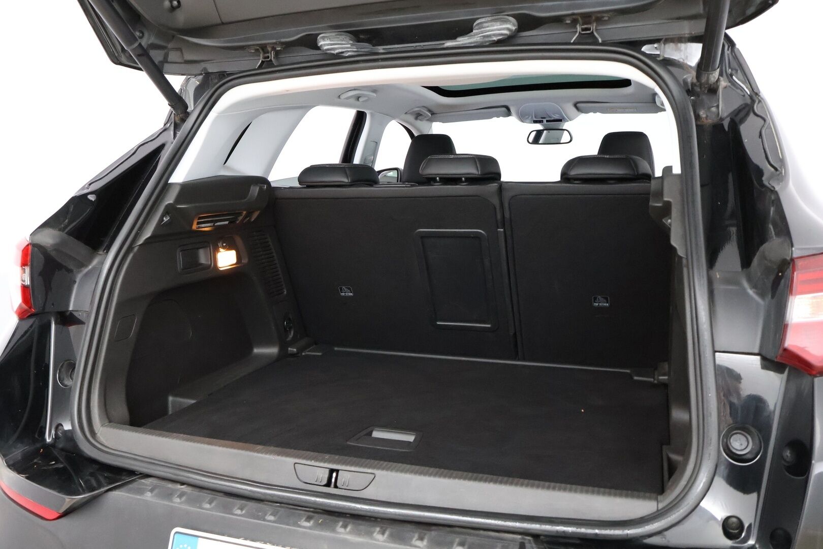 Opel Grandland X 2018 Innovation 1,2 Turbo ECOTEC Start/Stop 96 kW MT6 * Suomiauto / Vetokoukku / Lasikatto / BLIS / Lämm.Tuulilasi / Peruutustutkat - 2x Renkaat  / Jakopää tehty / Särmä huoltohistoria / Lohko & Sisäpistoke - HULLU BLACKWEEK KORKOTARJOUS 2,49%