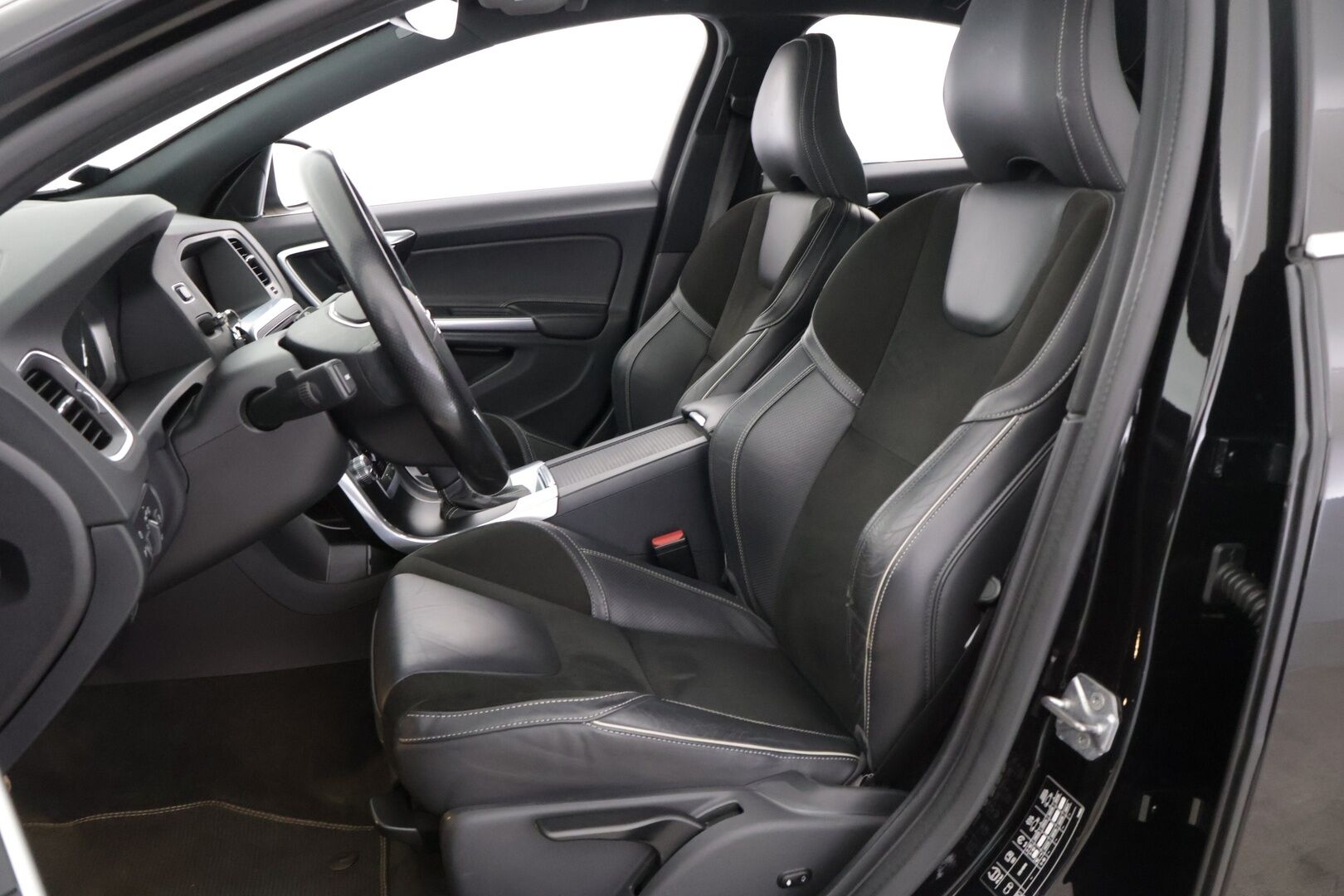 Volvo S60 2018 T4 Classic R-Design aut *Volvo On Call / Koukku / Webasto / 19" Alut* - *Suomi-Auto / 2xrenkaat ja vanteet / Merkkiliikkeen huoltohistoria*