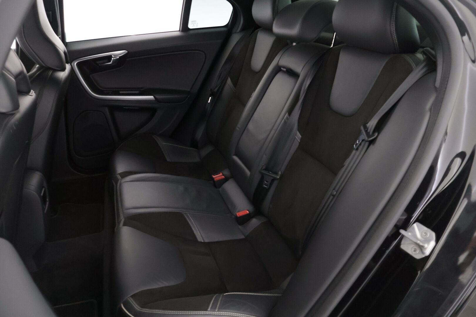 Volvo S60 2018 T4 Classic R-Design aut *Volvo On Call / Koukku / Webasto / 19" Alut* - *Suomi-Auto / 2xrenkaat ja vanteet / Merkkiliikkeen huoltohistoria*
