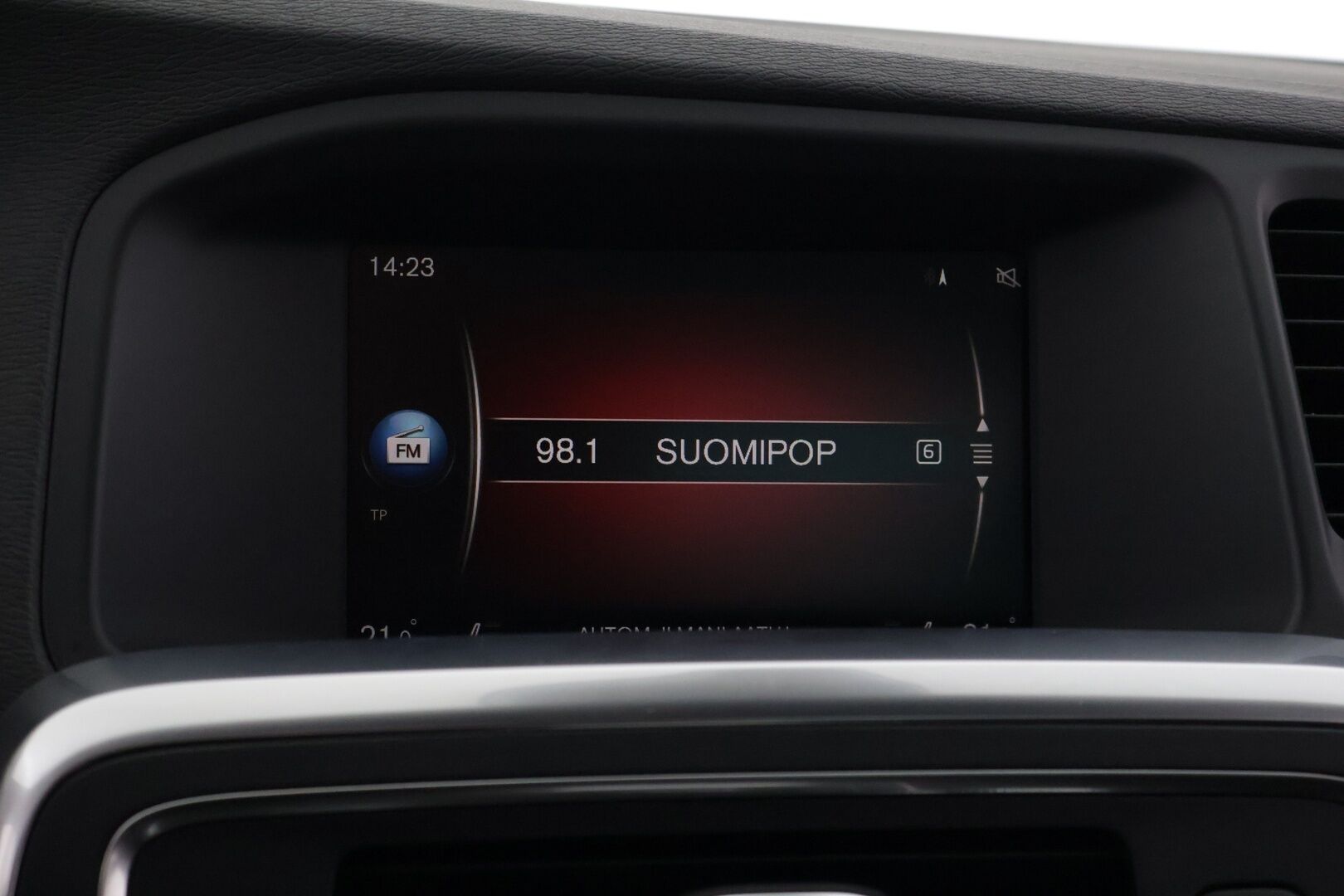 Volvo S60 2018 T4 Classic R-Design aut *Volvo On Call / Koukku / Webasto / 19" Alut* - *Suomi-Auto / 2xrenkaat ja vanteet / Merkkiliikkeen huoltohistoria*