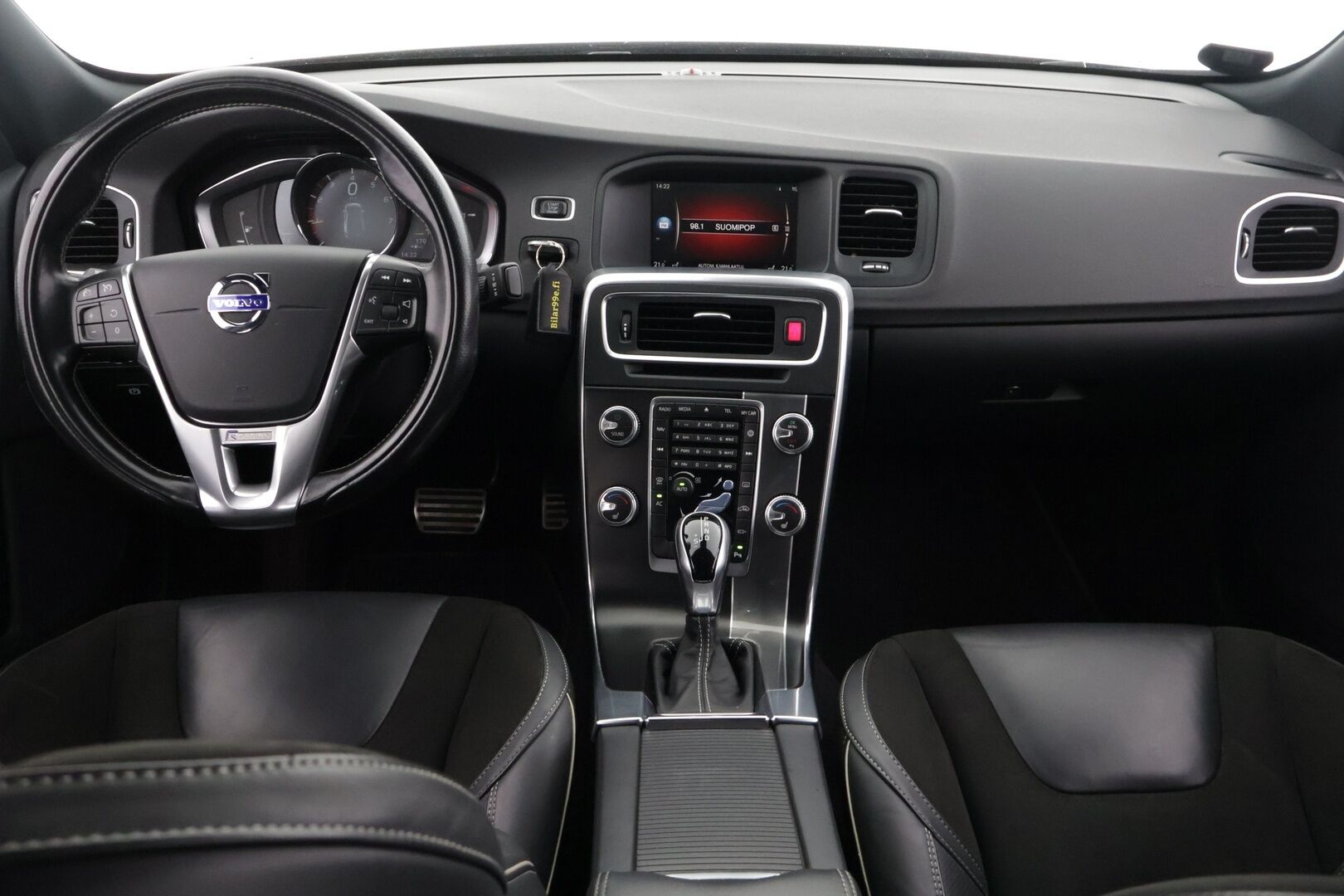 Volvo S60 2018 T4 Classic R-Design aut *Volvo On Call / Koukku / Webasto / 19" Alut* - *Suomi-Auto / 2xrenkaat ja vanteet / Merkkiliikkeen huoltohistoria*
