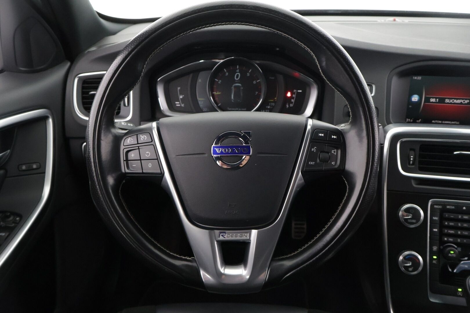 Volvo S60 2018 T4 Classic R-Design aut *Volvo On Call / Koukku / Webasto / 19" Alut* - *Suomi-Auto / 2xrenkaat ja vanteet / Merkkiliikkeen huoltohistoria*
