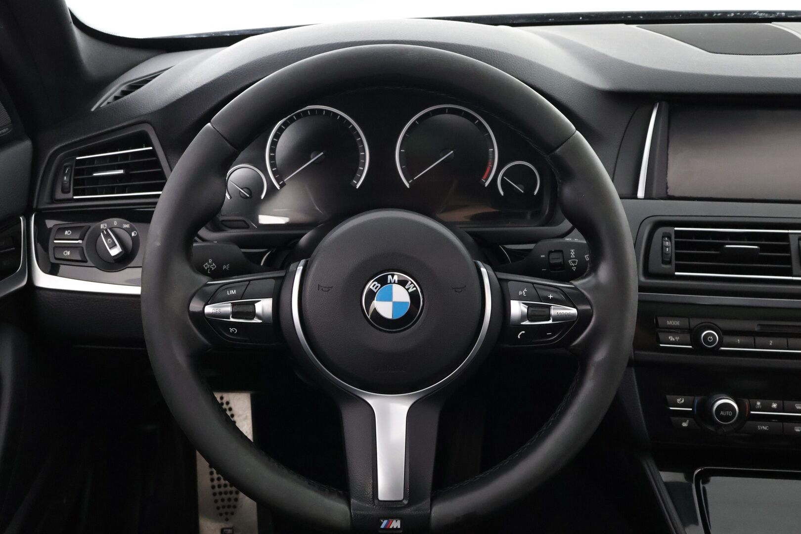 BMW 530 2015 F11 LCI Touring 530d A xDrive Business M Sport - Harman&Kardon | Panorama | Dakota Sporttinahat Muistilla | Adapt.LED | Prof Navi | Muistipenkki | Supervarusteet!