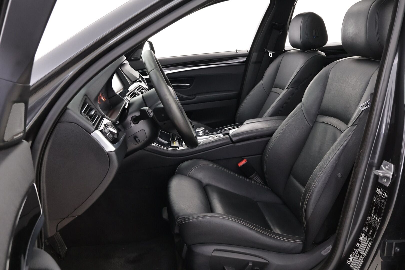 BMW 530 2015 F11 LCI Touring 530d A xDrive Business M Sport - Harman&Kardon | Panorama | Dakota Sporttinahat Muistilla | Adapt.LED | Prof Navi | Muistipenkki | Supervarusteet!