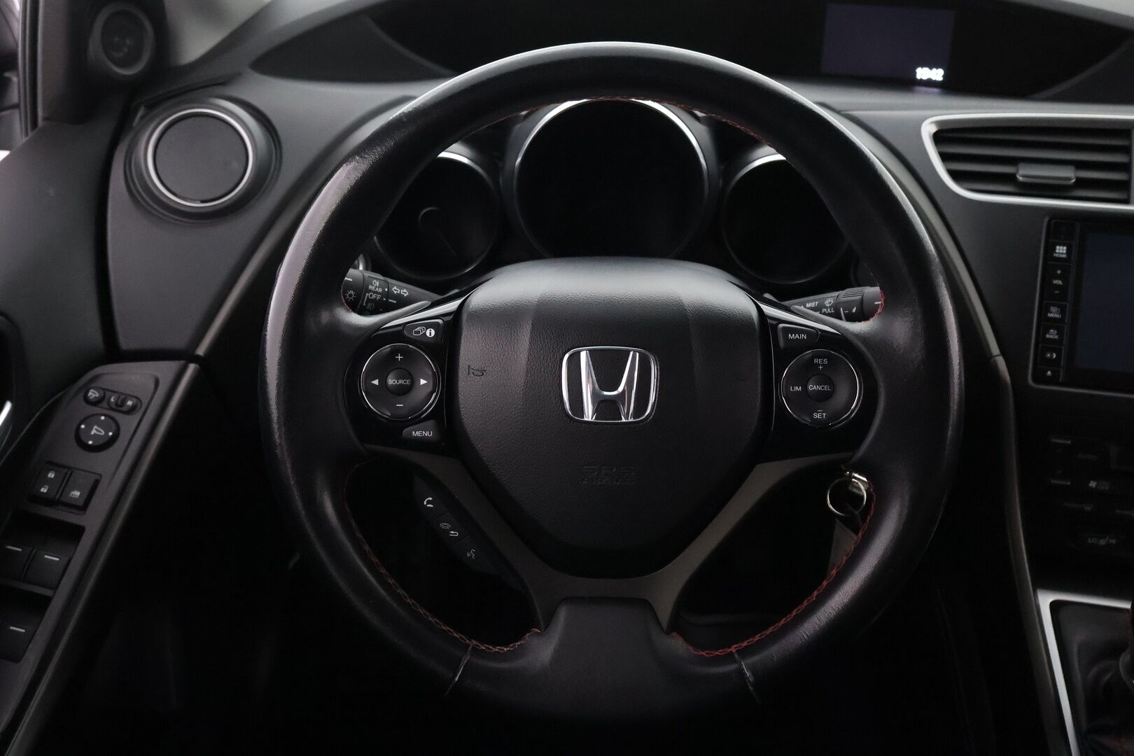Honda Civic 2018 Tourer 1,8 Sport MT - Suomiauto / Peruutuskamera / BLIS / Navigointi / Lohko & Sisäpistoke / Vetokoukku / Hiljattain huollettu ja katsastettu!