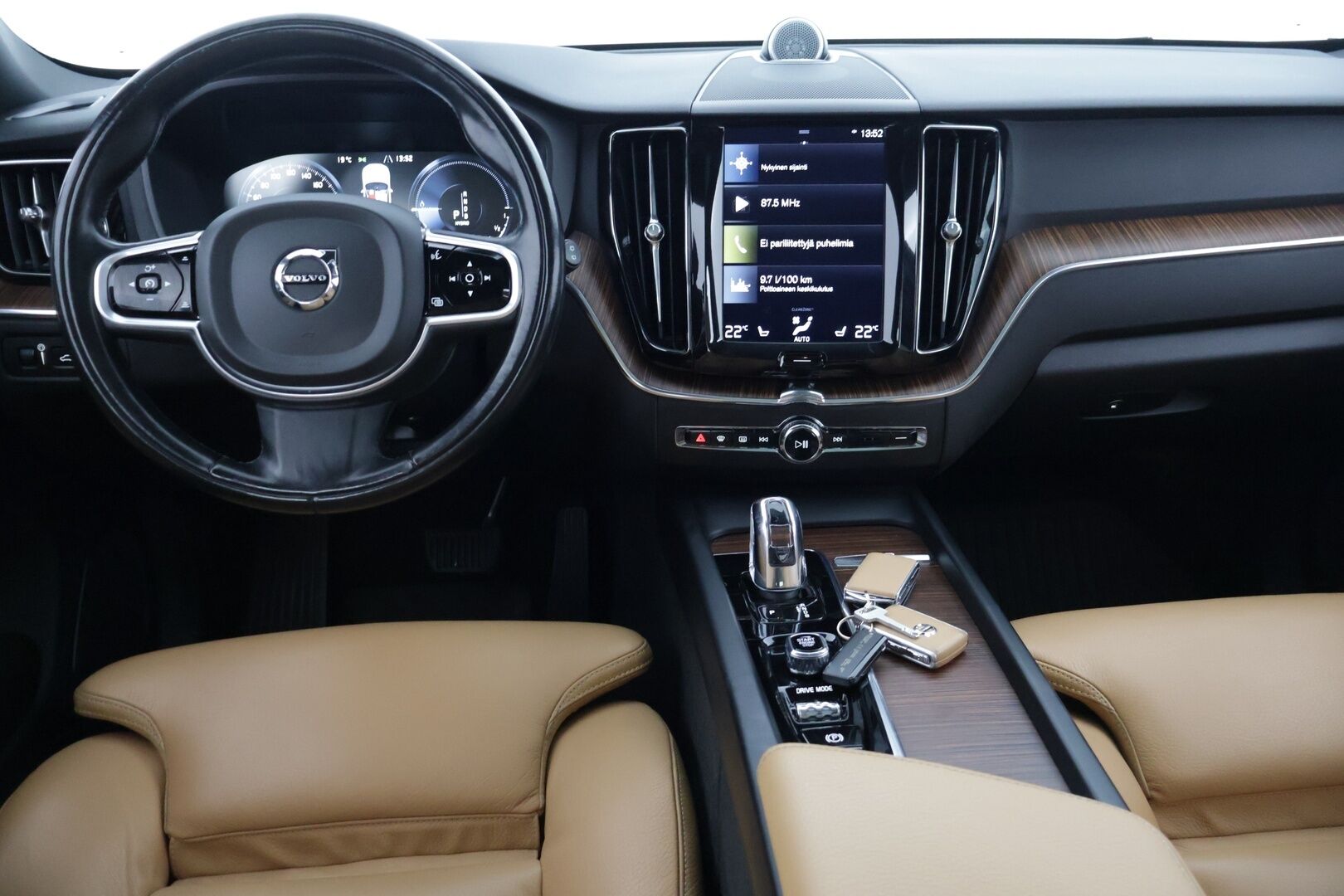 Volvo XC60 2018 T8 AWD Business Inscription aut * HUD / B&W / Webasto / LED / 360 Kamera / Keyless  * - 3,99 % KORKOTARJOUS TÄHÄN AUTOON 31.8. ASTI! - Juuri huollettu / Juuri vaihdettu jakopää / Kahdet hyvät renkaat / Bowers & Wilkins *