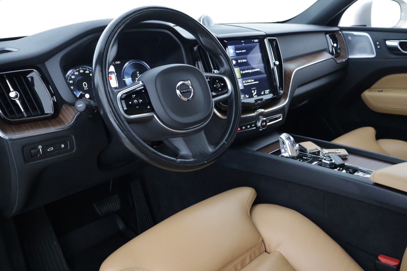Volvo XC60 2018 T8 AWD Business Inscription aut * HUD / B&W / Webasto / LED / 360 Kamera / Keyless  * - 3,99 % KORKOTARJOUS TÄHÄN AUTOON 31.8. ASTI! - Juuri huollettu / Juuri vaihdettu jakopää / Kahdet hyvät renkaat / Bowers & Wilkins *