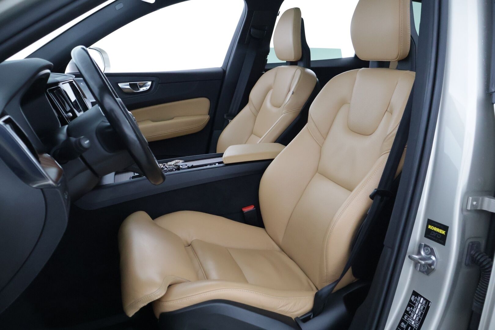 Volvo XC60 2018 T8 AWD Business Inscription aut * HUD / B&W / Webasto / LED / 360 Kamera / Keyless  * - 3,99 % KORKOTARJOUS TÄHÄN AUTOON 31.8. ASTI! - Juuri huollettu / Juuri vaihdettu jakopää / Kahdet hyvät renkaat / Bowers & Wilkins *