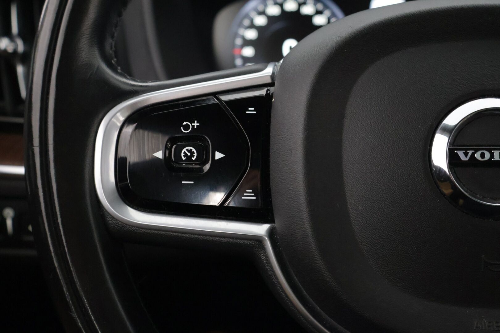 Volvo XC60 2018 T8 AWD Business Inscription aut * HUD / B&W / Webasto / LED / 360 Kamera / Keyless  * - 3,99 % KORKOTARJOUS TÄHÄN AUTOON 31.8. ASTI! - Juuri huollettu / Juuri vaihdettu jakopää / Kahdet hyvät renkaat / Bowers & Wilkins *
