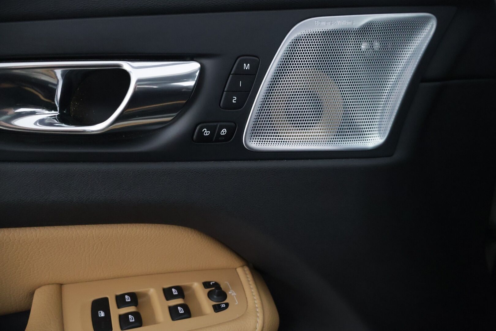 Volvo XC60 2018 T8 AWD Business Inscription aut * HUD / B&W / Webasto / LED / 360 Kamera / Keyless  * - 3,99 % KORKOTARJOUS TÄHÄN AUTOON 31.8. ASTI! - Juuri huollettu / Juuri vaihdettu jakopää / Kahdet hyvät renkaat / Bowers & Wilkins *