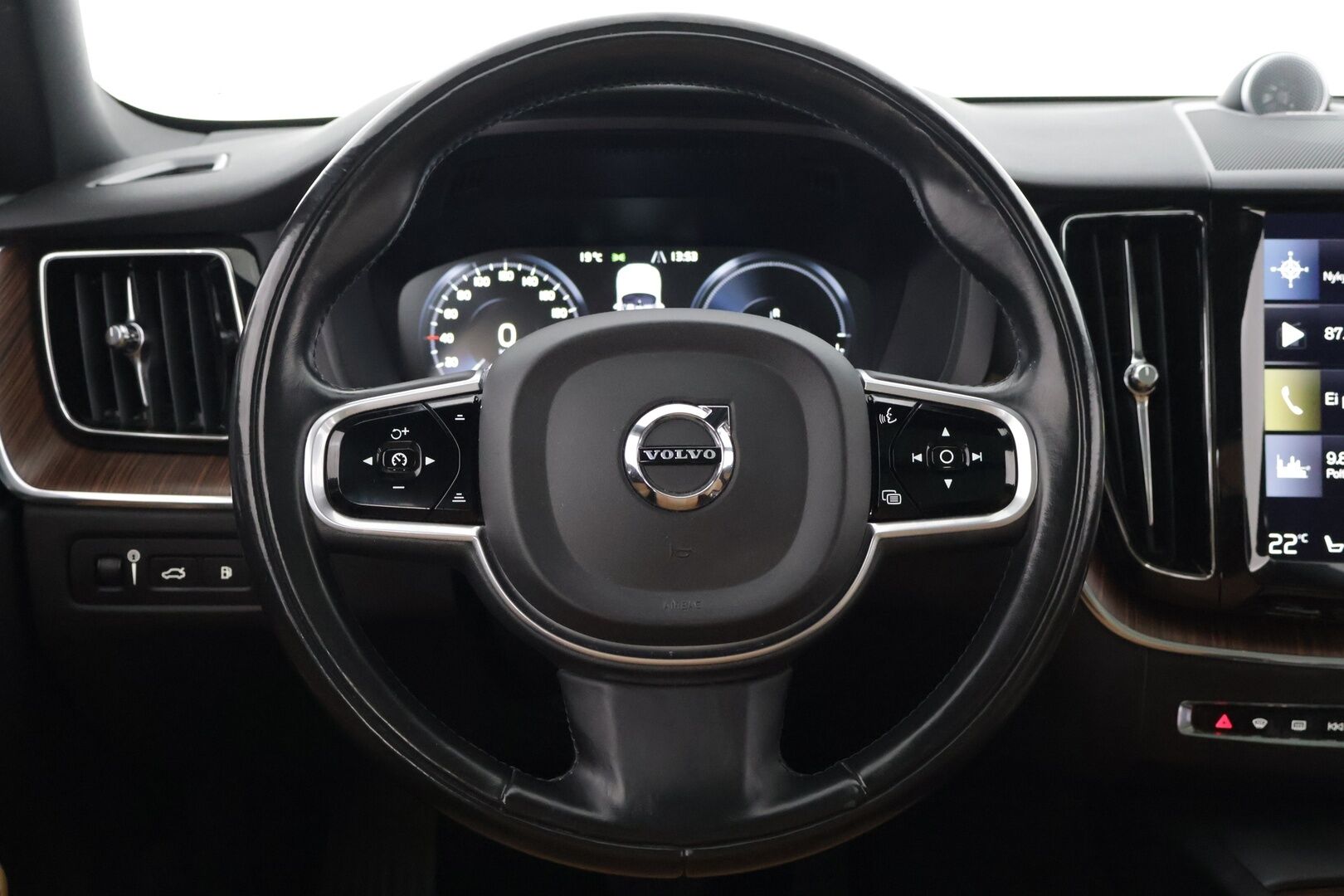 Volvo XC60 2018 T8 AWD Business Inscription aut * HUD / B&W / Webasto / LED / 360 Kamera / Keyless  * - 3,99 % KORKOTARJOUS TÄHÄN AUTOON 31.8. ASTI! - Juuri huollettu / Juuri vaihdettu jakopää / Kahdet hyvät renkaat / Bowers & Wilkins *