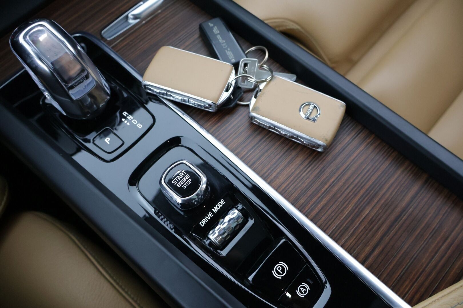 Volvo XC60 2018 T8 AWD Business Inscription aut * B&W / Ilma-alusta / HUD / Webasto / LED / 360 Kamera / Keyless  * - Juuri huollettu / Juuri vaihdettu jakopää / Kahdet hyvät renkaat / Bowers & Wilkins * - HULLU BLACKWEEK KORKOTARJOUS 2,49%