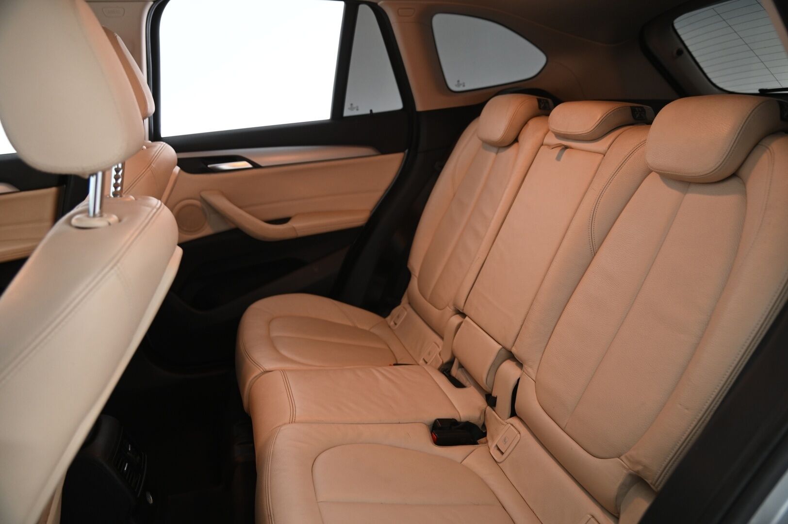 BMW X1 2018 F48 sDrive18d A Business Automatic Edition - Nahkapenkit | Vetokoukku | Vakkari | Suomi-auto | Tutkat | Glacier Silver | 2x renkaat&alumiinivanteet | Juuri Huollettu 