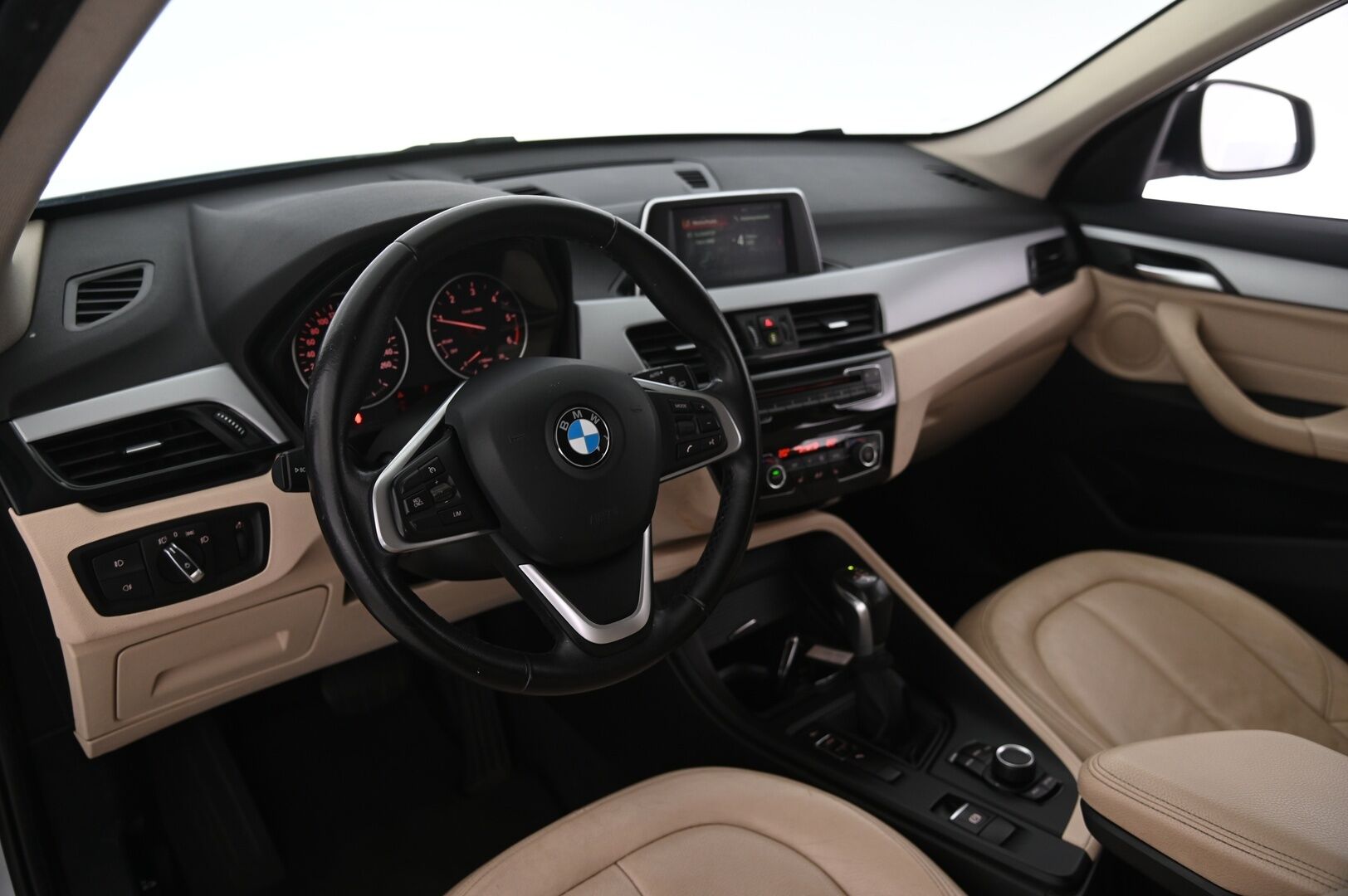 BMW X1 2018 F48 sDrive18d A Business Automatic Edition - Nahkapenkit | Vetokoukku | Vakkari | Suomi-auto | Tutkat | Glacier Silver | 2x renkaat&alumiinivanteet | Juuri Huollettu 
