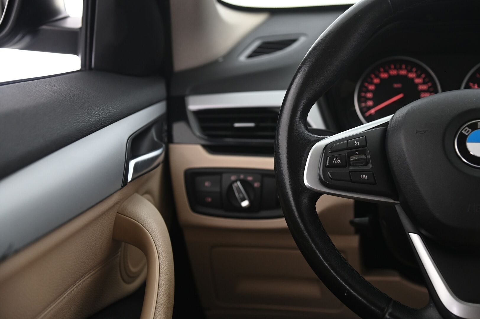 BMW X1 2018 F48 sDrive18d A Business Automatic Edition - Nahkapenkit | Vetokoukku | Vakkari | Suomi-auto | Tutkat | Glacier Silver | 2x renkaat&alumiinivanteet | Juuri Huollettu 