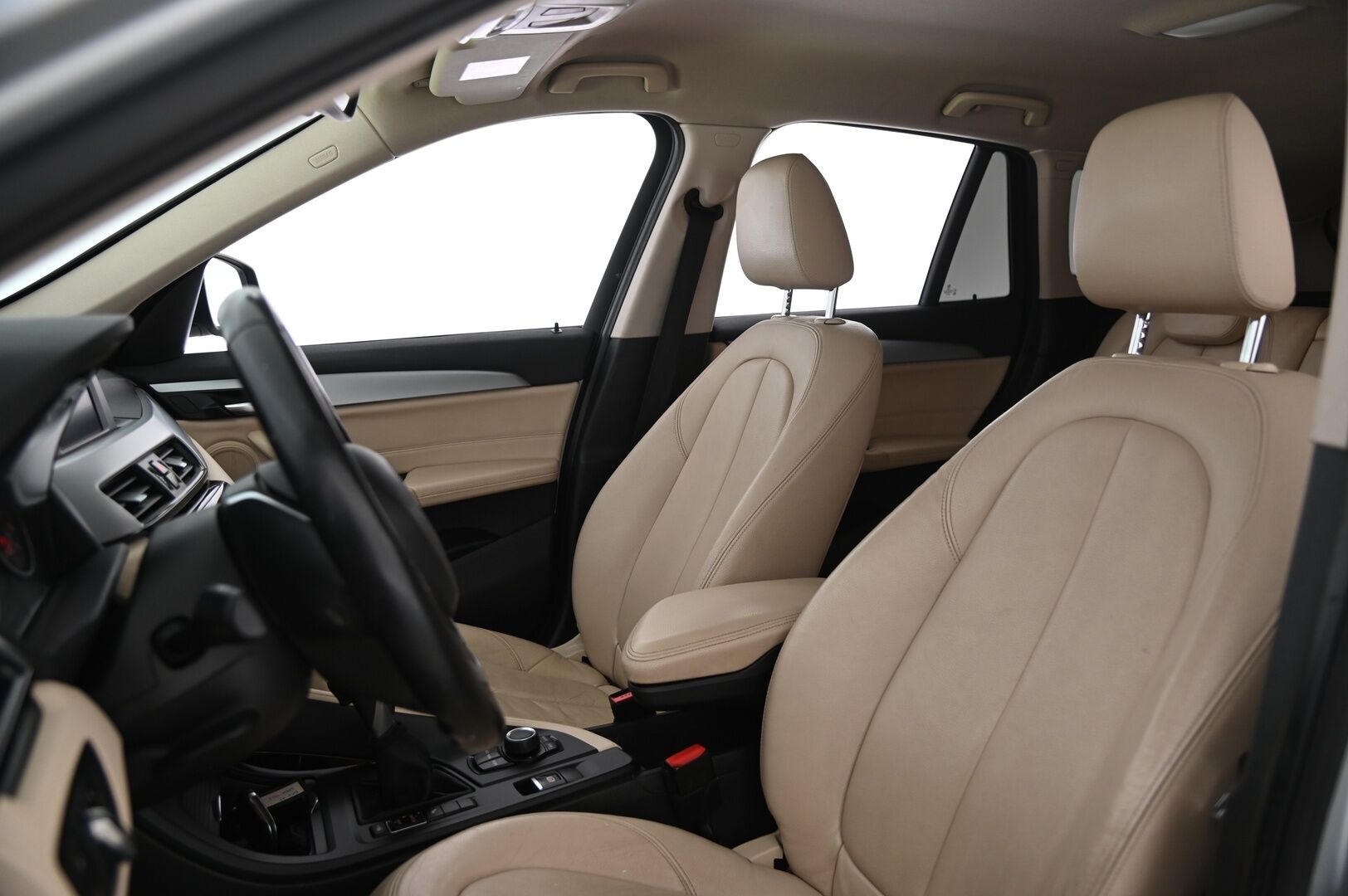BMW X1 2018 F48 sDrive18d A Business Automatic Edition - Nahkapenkit | Vetokoukku | Vakkari | Suomi-auto | Tutkat | Glacier Silver | 2x renkaat&alumiinivanteet | Juuri Huollettu 