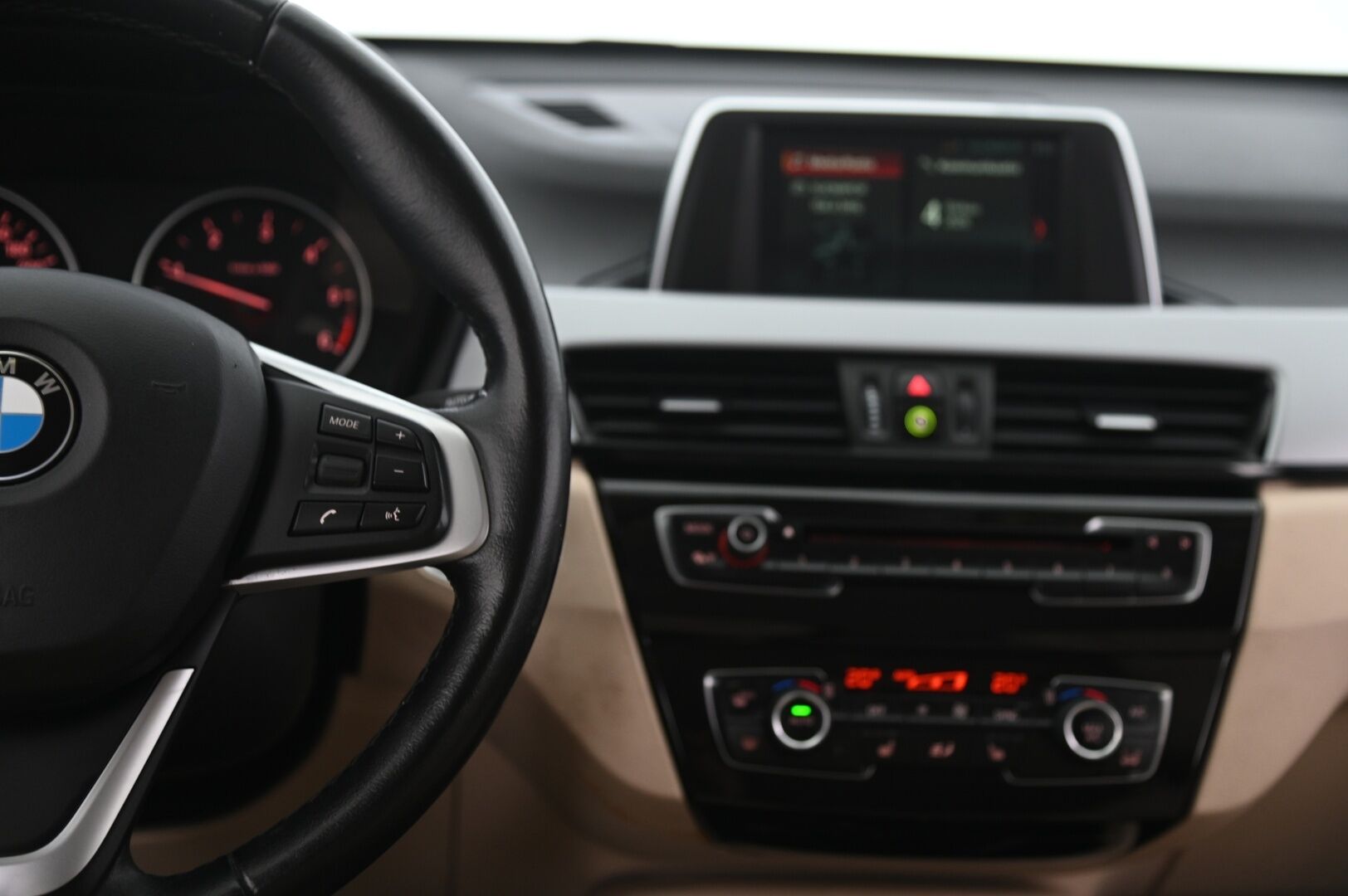 BMW X1 2018 F48 sDrive18d A Business Automatic Edition - Nahkapenkit | Vetokoukku | Vakkari | Suomi-auto | Tutkat | Glacier Silver | 2x renkaat&alumiinivanteet | Juuri Huollettu 