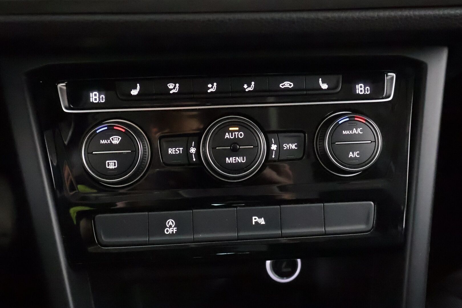 Volkswagen Touran 2017 Comfortline 1,6 TDI SCR 85 kW DSG 7-P * ACC / Koukku / Sisätilanlämmitin / P.kamera / Hierova penkki / Navi * - Kahdet renkaat - HULLU BLACKWEEK KORKOTARJOUS 2,49%