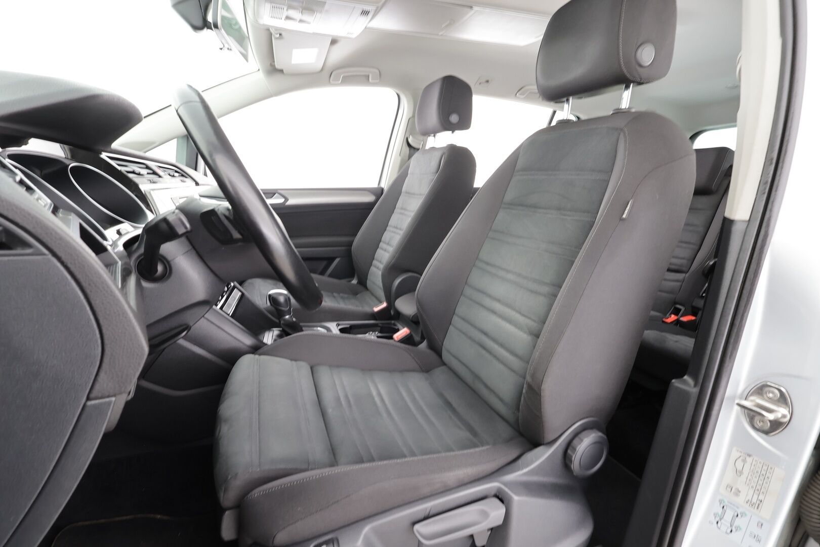 Volkswagen Touran 2017 Comfortline 1,6 TDI SCR 85 kW DSG 7-P * ACC / Koukku / Sisätilanlämmitin / P.kamera / Hierova penkki / Navi * - Kahdet renkaat - HULLU BLACKWEEK KORKOTARJOUS 2,49%