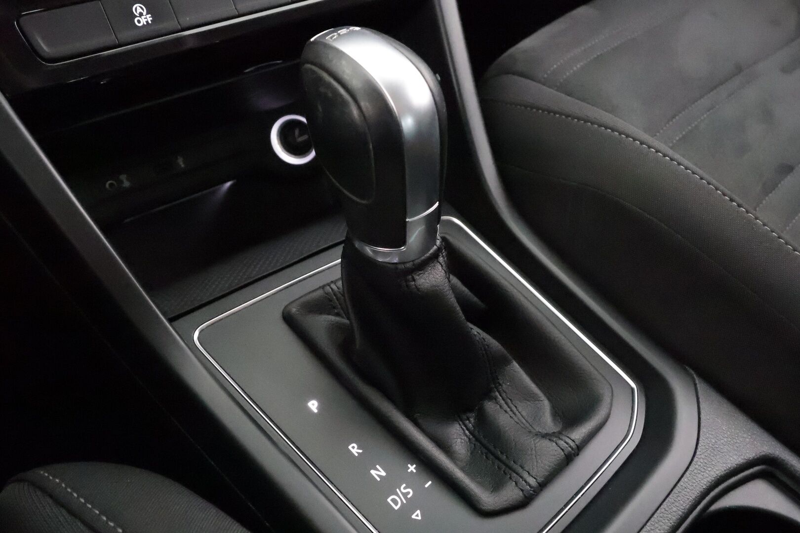 Volkswagen Touran 2017 Comfortline 1,6 TDI SCR 85 kW DSG 7-P * ACC / Koukku / Sisätilanlämmitin / P.kamera / Hierova penkki / Navi * - Kahdet renkaat - HULLU BLACKWEEK KORKOTARJOUS 2,49%