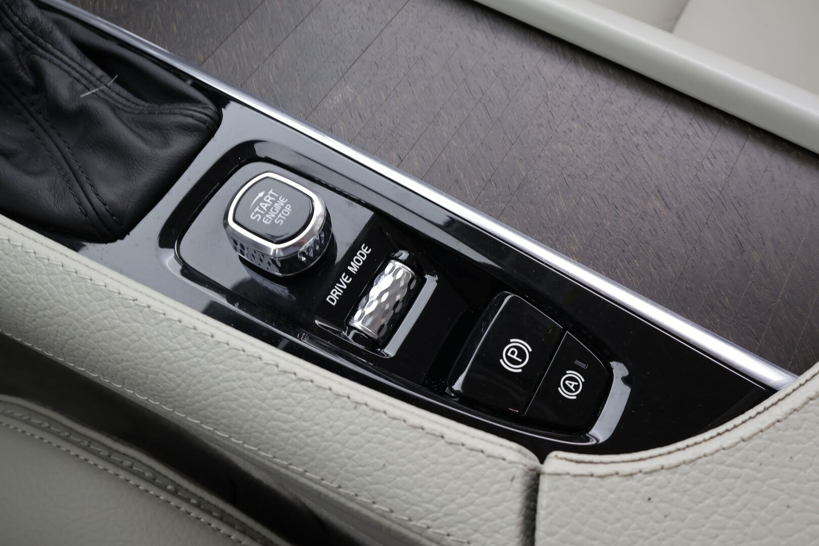 Volvo V90 CROSS COUNTRY 2018 D5 AWD Pro aut * ACC / HUD / P.kamera / Full LED / Navi / Muistipenkki / Koukku / Vaaleat nahat / KeylessGo * - 1.Om Suomi-auto / Kahdet renkaat aluvanteilla / Merkkihuollettu - HULLU BLACKWEEK KORKOTARJOUS 2,49%