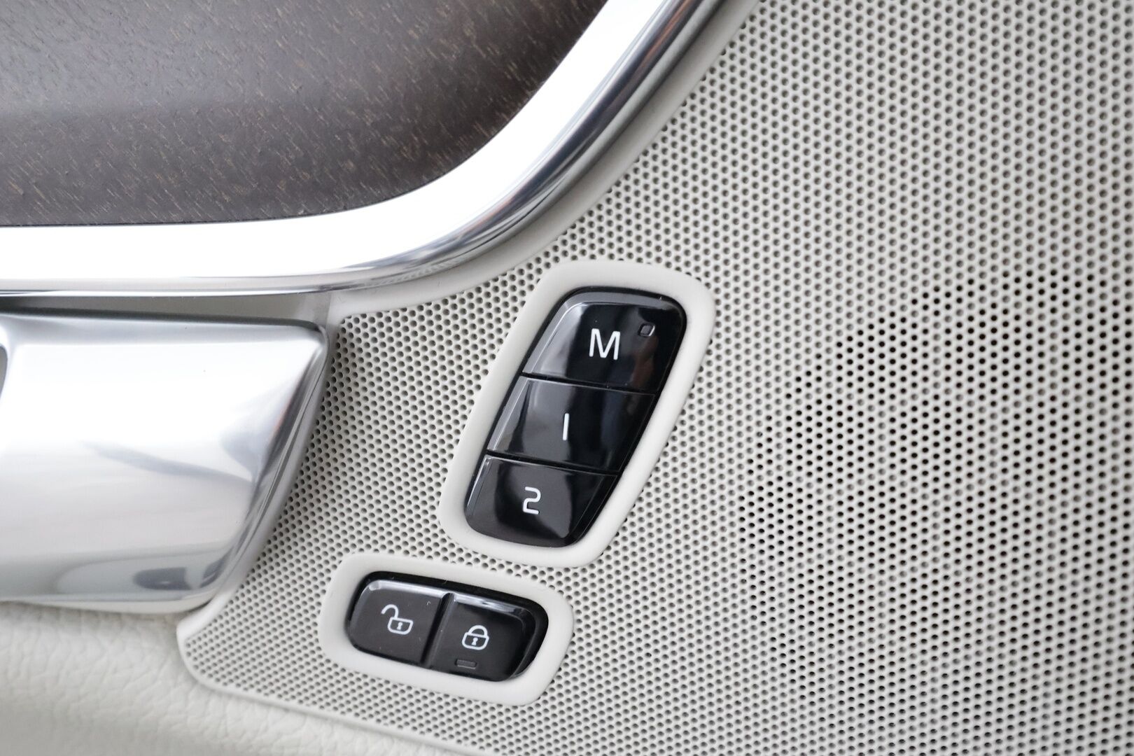 Volvo V90 CROSS COUNTRY 2018 D5 AWD Pro aut * ACC / HUD / P.kamera / Full LED / Navi / Muistipenkki / Koukku / Vaaleat nahat / KeylessGo * - 1.Om Suomi-auto / Kahdet renkaat aluvanteilla / Merkkihuollettu