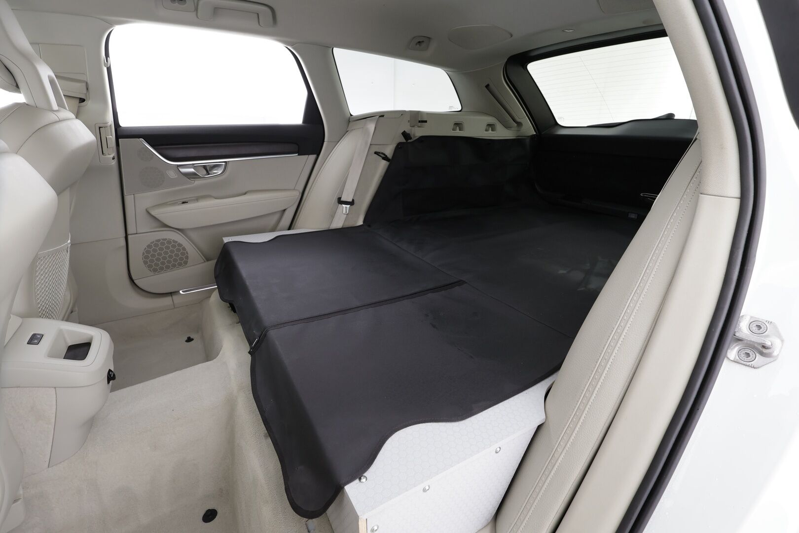 Volvo V90 CROSS COUNTRY 2018 D5 AWD Pro aut * ACC / HUD / P.kamera / Full LED / Navi / Muistipenkki / Koukku / Vaaleat nahat / KeylessGo * - 1.Om Suomi-auto / Kahdet renkaat aluvanteilla / Merkkihuollettu