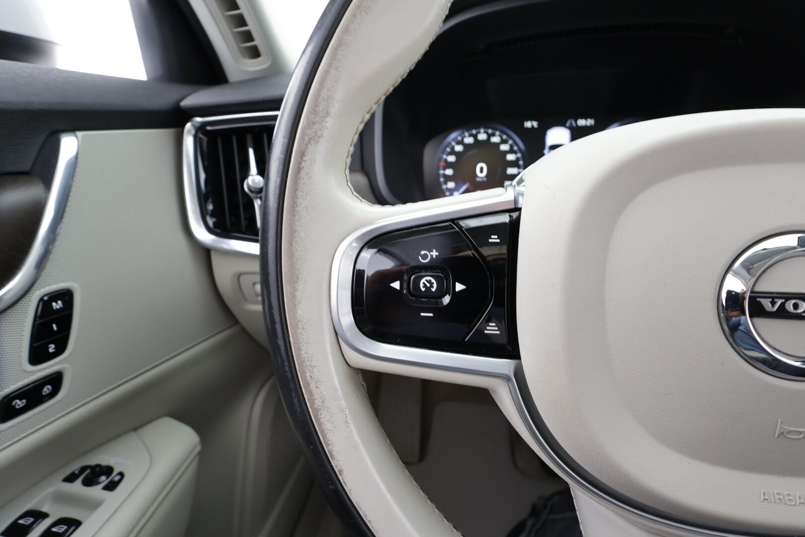 Volvo V90 CROSS COUNTRY 2018 D5 AWD Pro aut * ACC / HUD / P.kamera / Full LED / Navi / Muistipenkki / Koukku / Vaaleat nahat / KeylessGo * - 1.Om Suomi-auto / Kahdet renkaat aluvanteilla / Merkkihuollettu - HULLU BLACKWEEK KORKOTARJOUS 2,49%