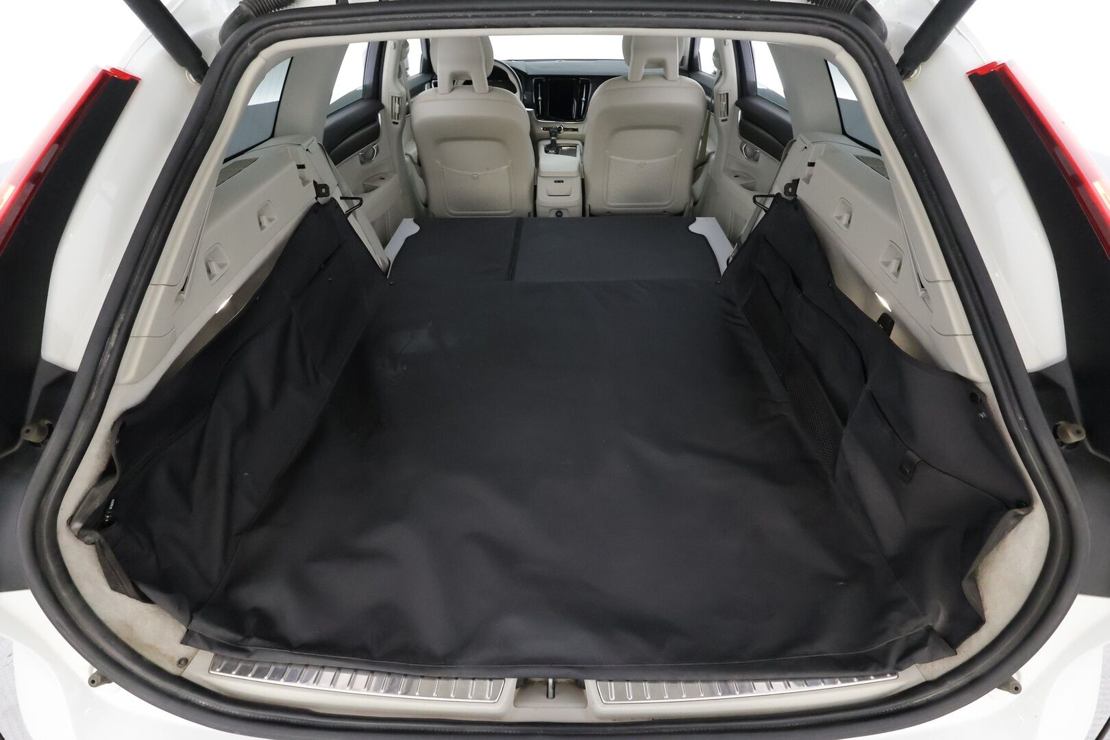 Volvo V90 CROSS COUNTRY 2018 D5 AWD Pro aut * ACC / HUD / P.kamera / Full LED / Navi / Muistipenkki / Koukku / Vaaleat nahat / KeylessGo * - 1.Om Suomi-auto / Kahdet renkaat aluvanteilla / Merkkihuollettu - HULLU BLACKWEEK KORKOTARJOUS 2,49%