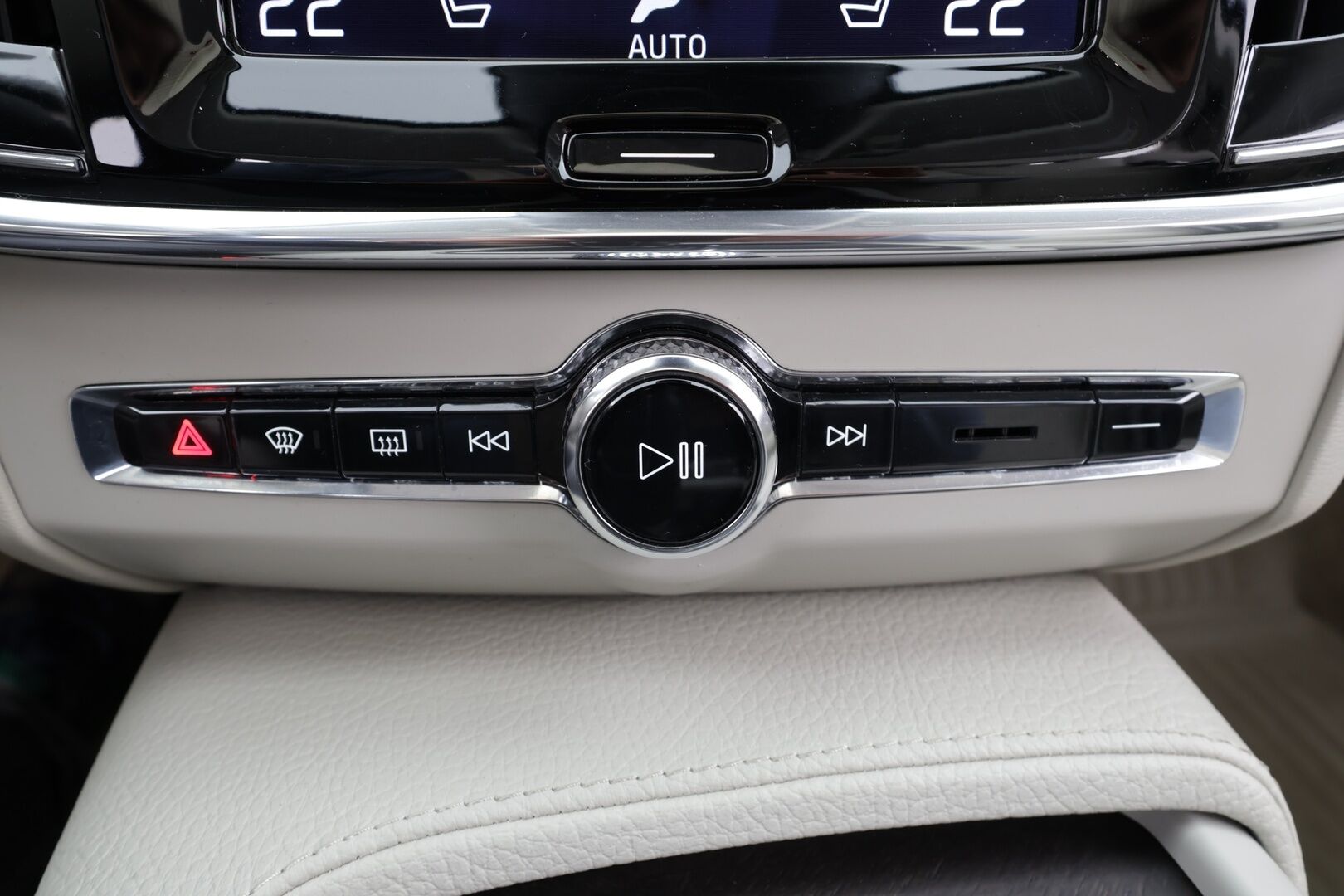 Volvo V90 CROSS COUNTRY 2018 D5 AWD Pro aut * ACC / HUD / P.kamera / Full LED / Navi / Muistipenkki / Koukku / Vaaleat nahat / KeylessGo * - 1.Om Suomi-auto / Kahdet renkaat aluvanteilla / Merkkihuollettu