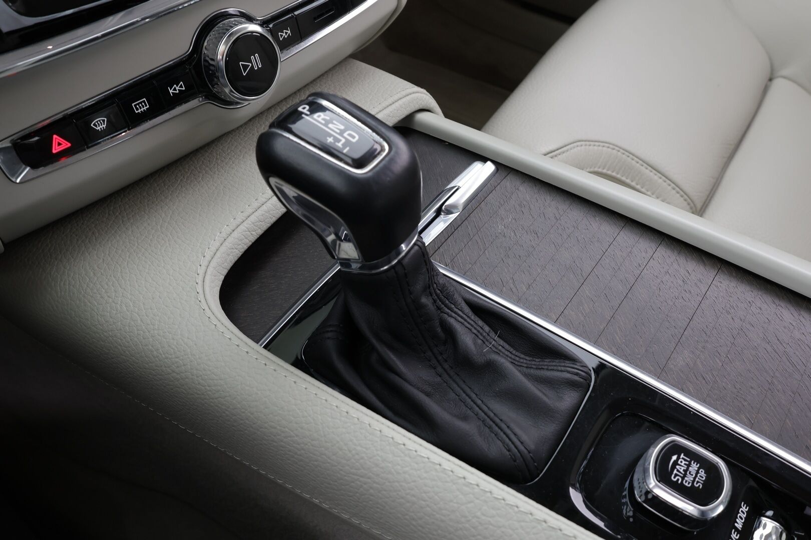 Volvo V90 CROSS COUNTRY 2018 D5 AWD Pro aut * ACC / HUD / P.kamera / Full LED / Navi / Muistipenkki / Koukku / Vaaleat nahat / KeylessGo * - 1.Om Suomi-auto / Kahdet renkaat aluvanteilla / Merkkihuollettu - HULLU BLACKWEEK KORKOTARJOUS 2,49%