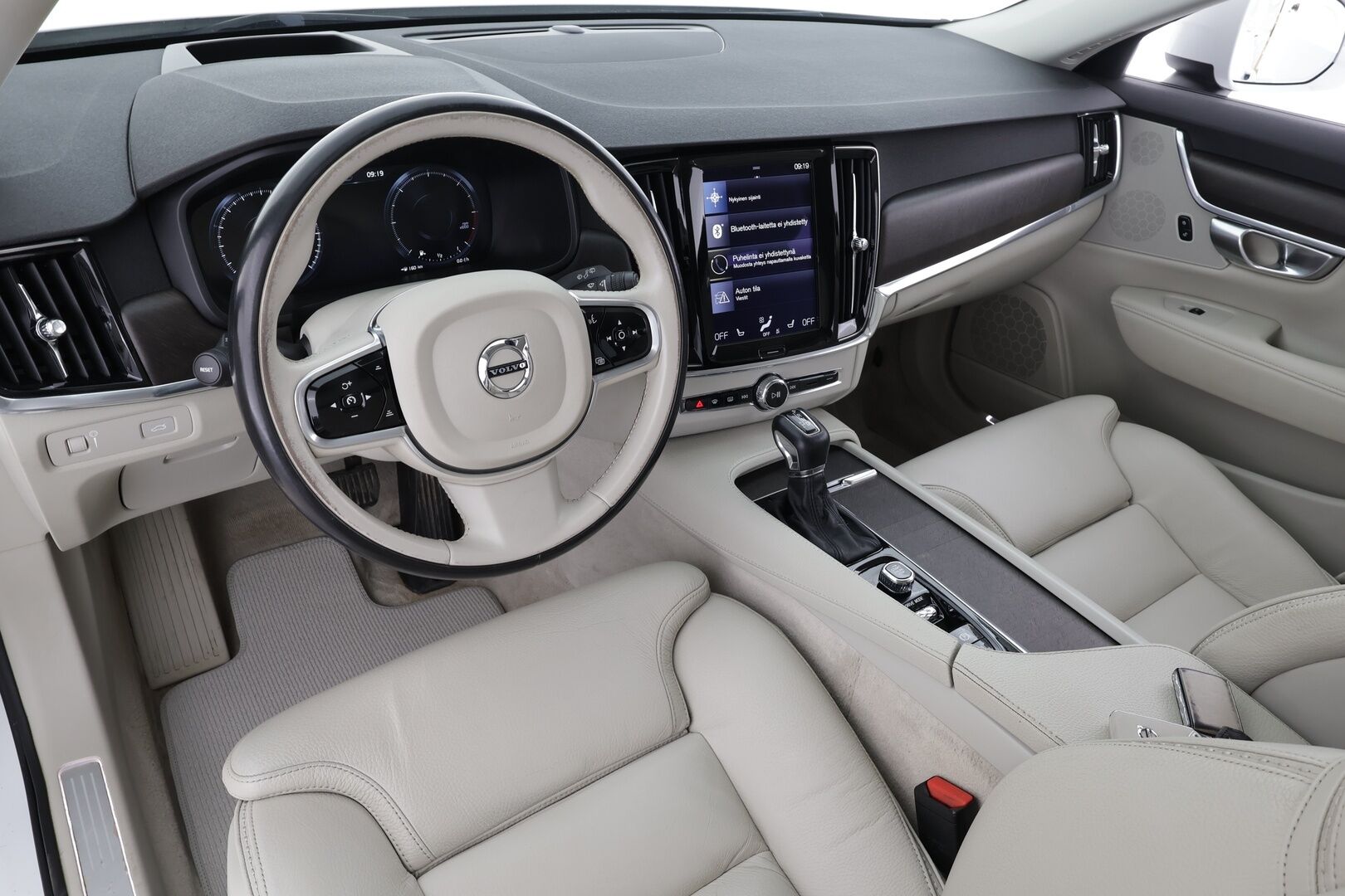 Volvo V90 CROSS COUNTRY 2018 D5 AWD Pro aut * ACC / HUD / P.kamera / Full LED / Navi / Muistipenkki / Koukku / Vaaleat nahat / KeylessGo * - 1.Om Suomi-auto / Kahdet renkaat aluvanteilla / Merkkihuollettu