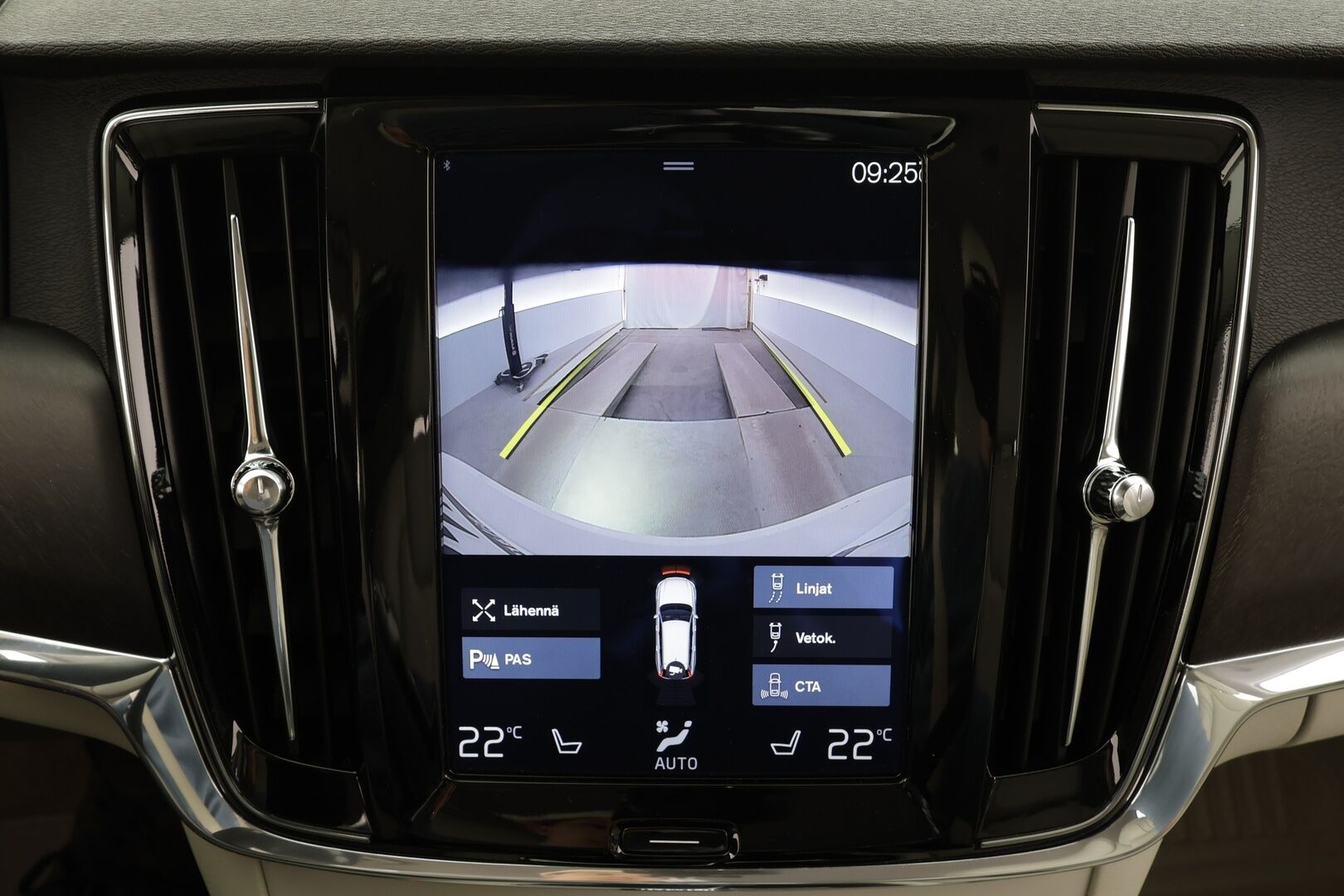 Volvo V90 CROSS COUNTRY 2018 D5 AWD Pro aut * ACC / HUD / P.kamera / Full LED / Navi / Muistipenkki / Koukku / Vaaleat nahat / KeylessGo * - 1.Om Suomi-auto / Kahdet renkaat aluvanteilla / Merkkihuollettu