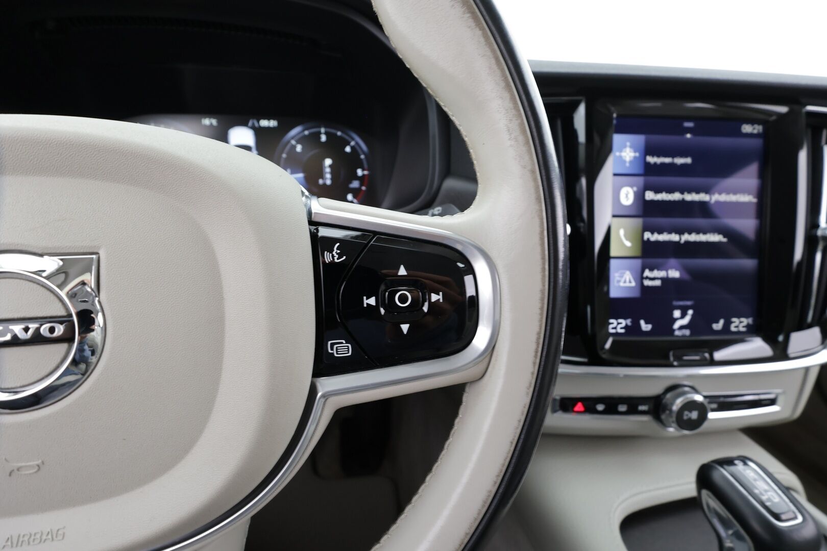 Volvo V90 CROSS COUNTRY 2018 D5 AWD Pro aut * ACC / HUD / P.kamera / Full LED / Navi / Muistipenkki / Koukku / Vaaleat nahat / KeylessGo * - 1.Om Suomi-auto / Kahdet renkaat aluvanteilla / Merkkihuollettu