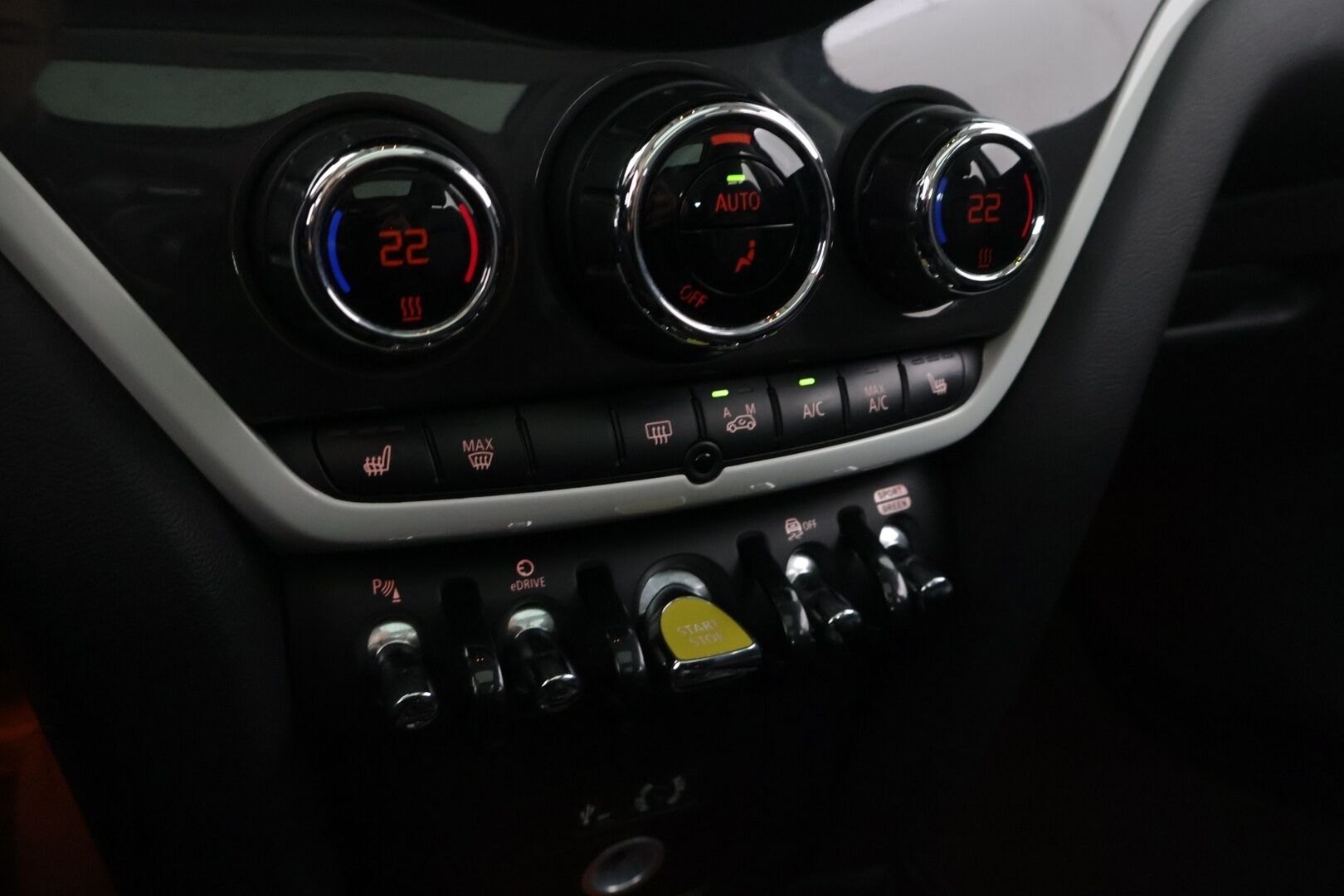 MINI Countryman 2018 Cooper S E ALL4 Business *Nahka-alcantara / Kattoikkuna / Vakionopeudensäädin / Led* - *Kompakti / Taloudellinen / Tyylikäs*