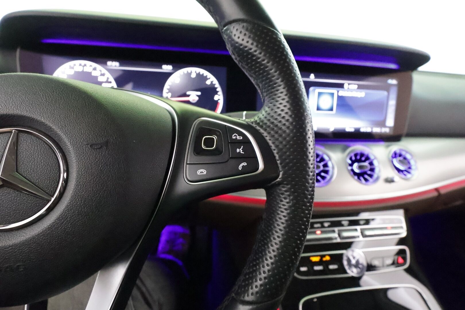 Mercedes-Benz E 2018 220 d 4Matic A Premium Business **360°Kamera / Widescreen / Webasto / Multibeam-LED / Sporttipenkit / Navi** - 3,99 % KORKOTARJOUS TÄHÄN AUTOON - Katveavustin / KeylessGO / 2x Renkaat
