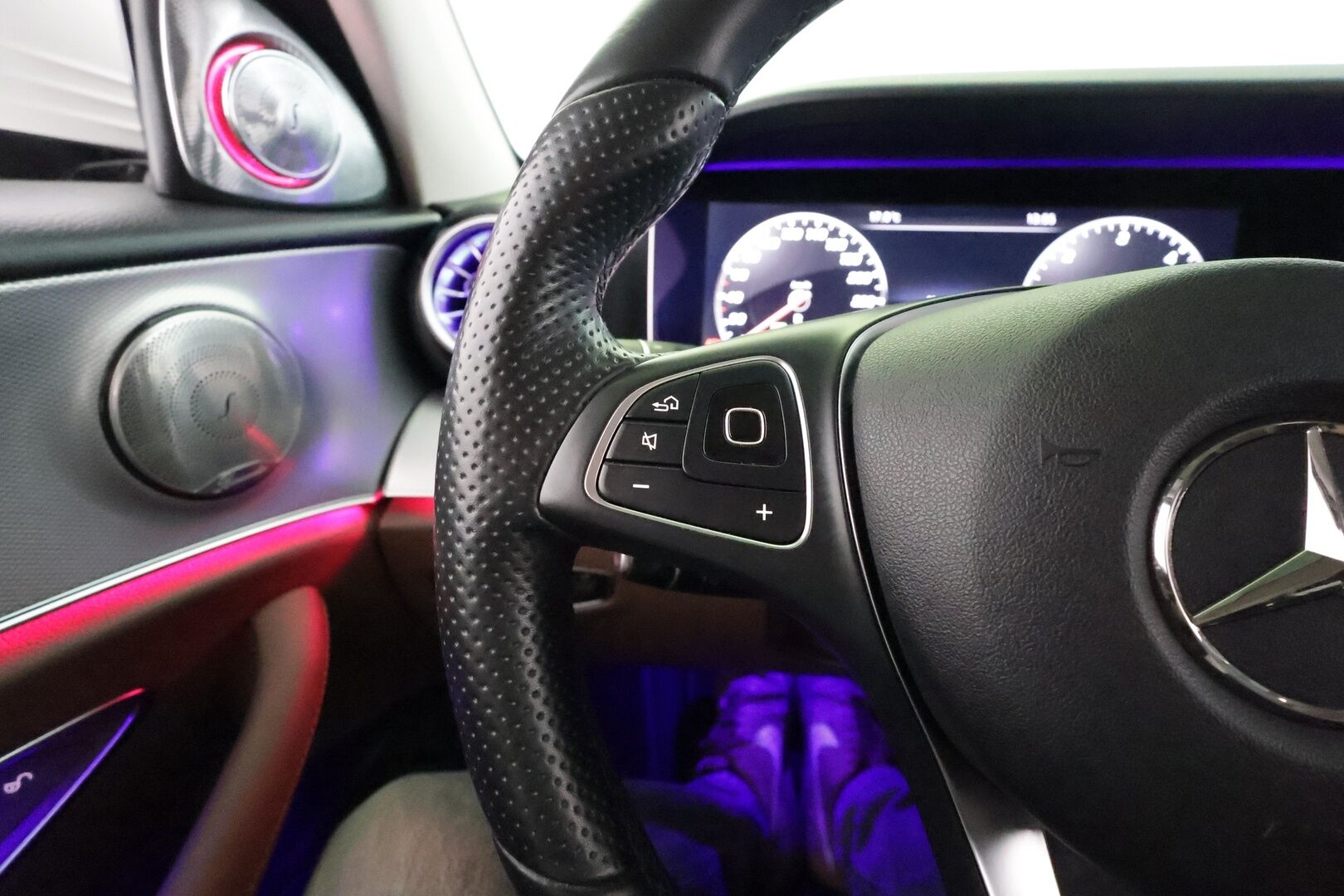 Mercedes-Benz E 2018 220 d 4Matic A Premium Business **360°Kamera / Widescreen / Webasto / Multibeam-LED / Sporttipenkit / Navi** - 3,99 % KORKOTARJOUS TÄHÄN AUTOON - Katveavustin / KeylessGO / 2x Renkaat