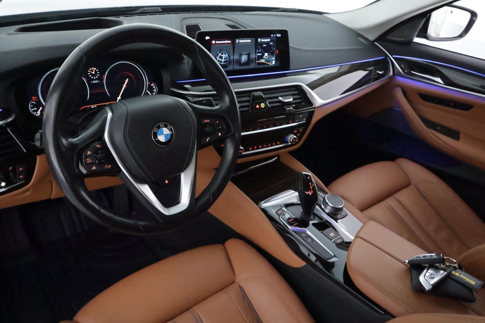 BMW 520 2018 G30 Sedan 520d A xDrive Business Comfort **Webasto / Koukku / ACC / Adapt.LED / H&K / 360° / Sporttinahat Muistilla** - Suomi-auto / Kahdet Renkaat / **HUIPPU KAMOILLA**